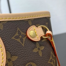 【顶级原单】 款号:M41001新版 (钢扣) Neverfull PM手提袋对永恒的设计与传统的细节。 【顶级原单】 款号:M41001新版 (钢扣) Neverfull PM手提袋对永恒的设计与传统的细节。