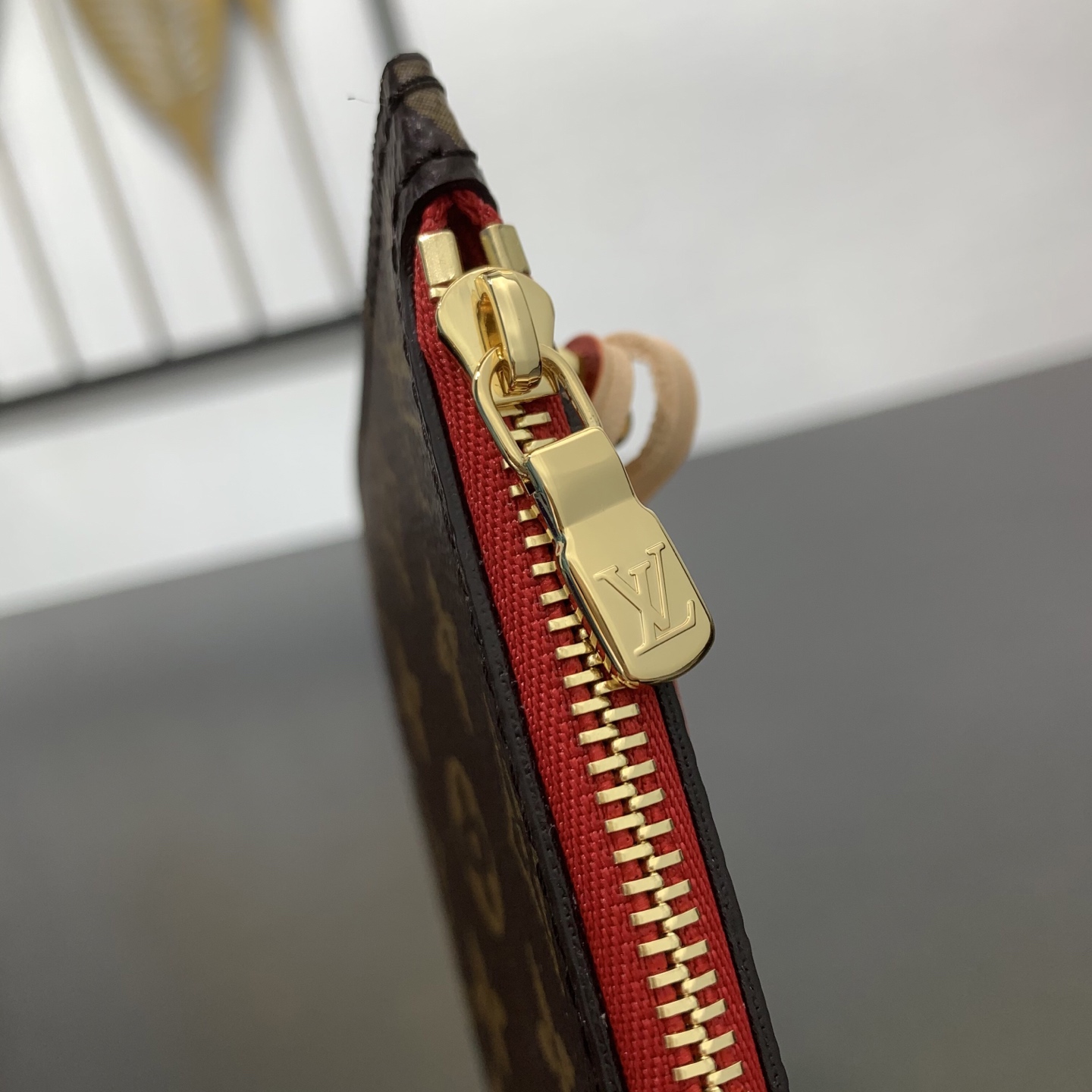 【顶级原单】 款号:M41001新版 (钢扣) Neverfull PM手提袋对永恒的设计与传统的细节。 【顶级原单】 款号:M41001新版 (钢扣) Neverfull PM手提袋对永恒的设计与传统的细节。