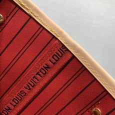 【顶级原单】 款号:M41001新版 (钢扣) Neverfull PM手提袋对永恒的设计与传统的细节。 【顶级原单】 款号:M41001新版 (钢扣) Neverfull PM手提袋对永恒的设计与传统的细节。