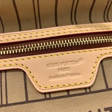 【顶级原单】 款号:M46979钢扣 这款Neverfull PM包将永恒的设计和经典细节结合在一起。由Monog 【顶级原单】 款号:M46979钢扣 这款Neverfull PM包将永恒的设计和经典细节结合在一起。由Monog