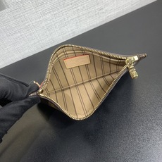 【顶级原单】 款号:M46979钢扣 这款Neverfull PM包将永恒的设计和经典细节结合在一起。由Monog 【顶级原单】 款号:M46979钢扣 这款Neverfull PM包将永恒的设计和经典细节结合在一起。由Monog