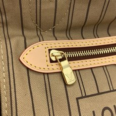 【顶级原单】 款号:M46979钢扣 这款Neverfull PM包将永恒的设计和经典细节结合在一起。由Monog 【顶级原单】 款号:M46979钢扣 这款Neverfull PM包将永恒的设计和经典细节结合在一起。由Monog