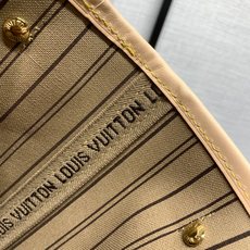【顶级原单】 款号:M46979钢扣 这款Neverfull PM包将永恒的设计和经典细节结合在一起。由Monog 【顶级原单】 款号:M46979钢扣 这款Neverfull PM包将永恒的设计和经典细节结合在一起。由Monog