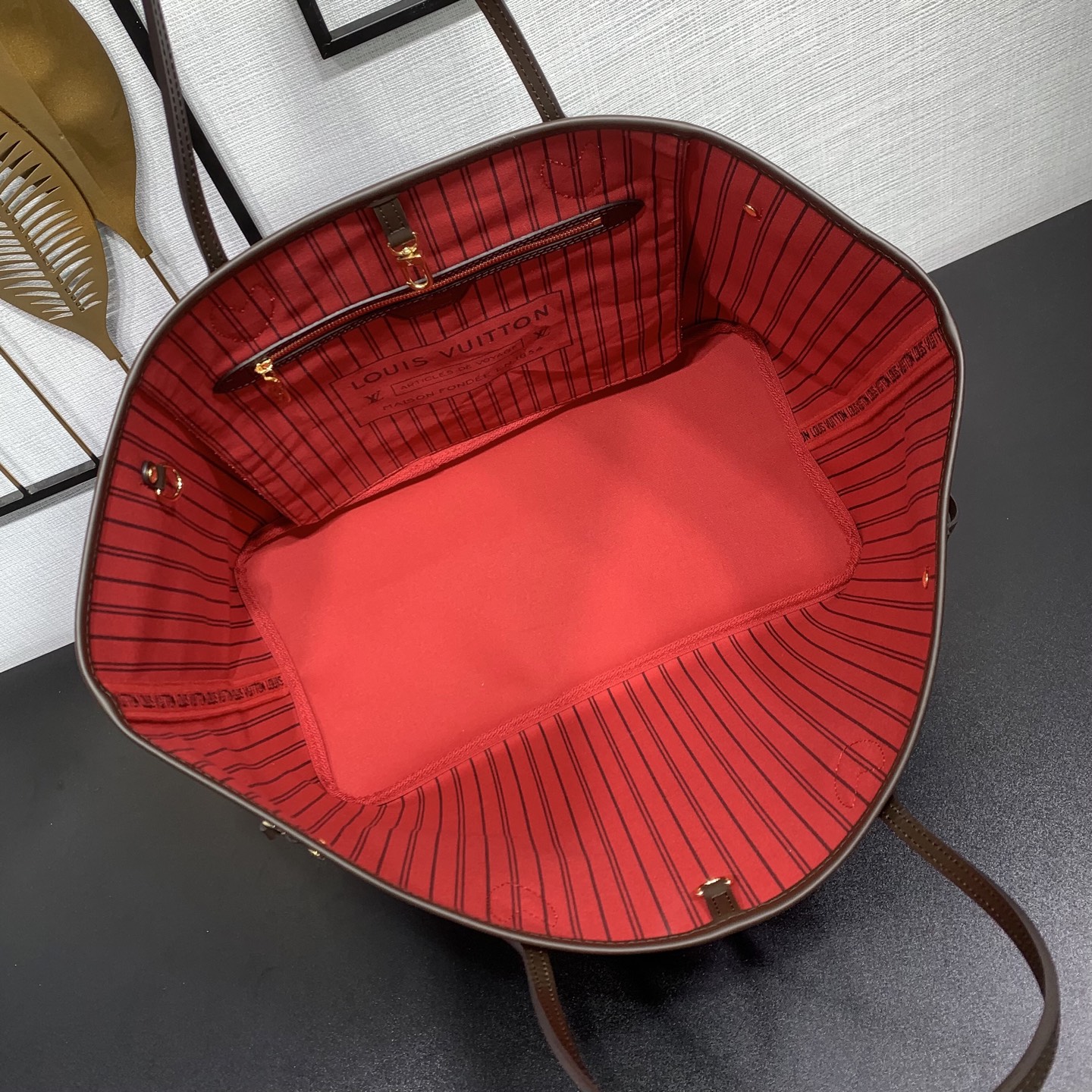 【顶级原单】 款号：N40597钢扣    本款 Neverfull 大号托特包为 Damier Ebene 帆布勾勒牛