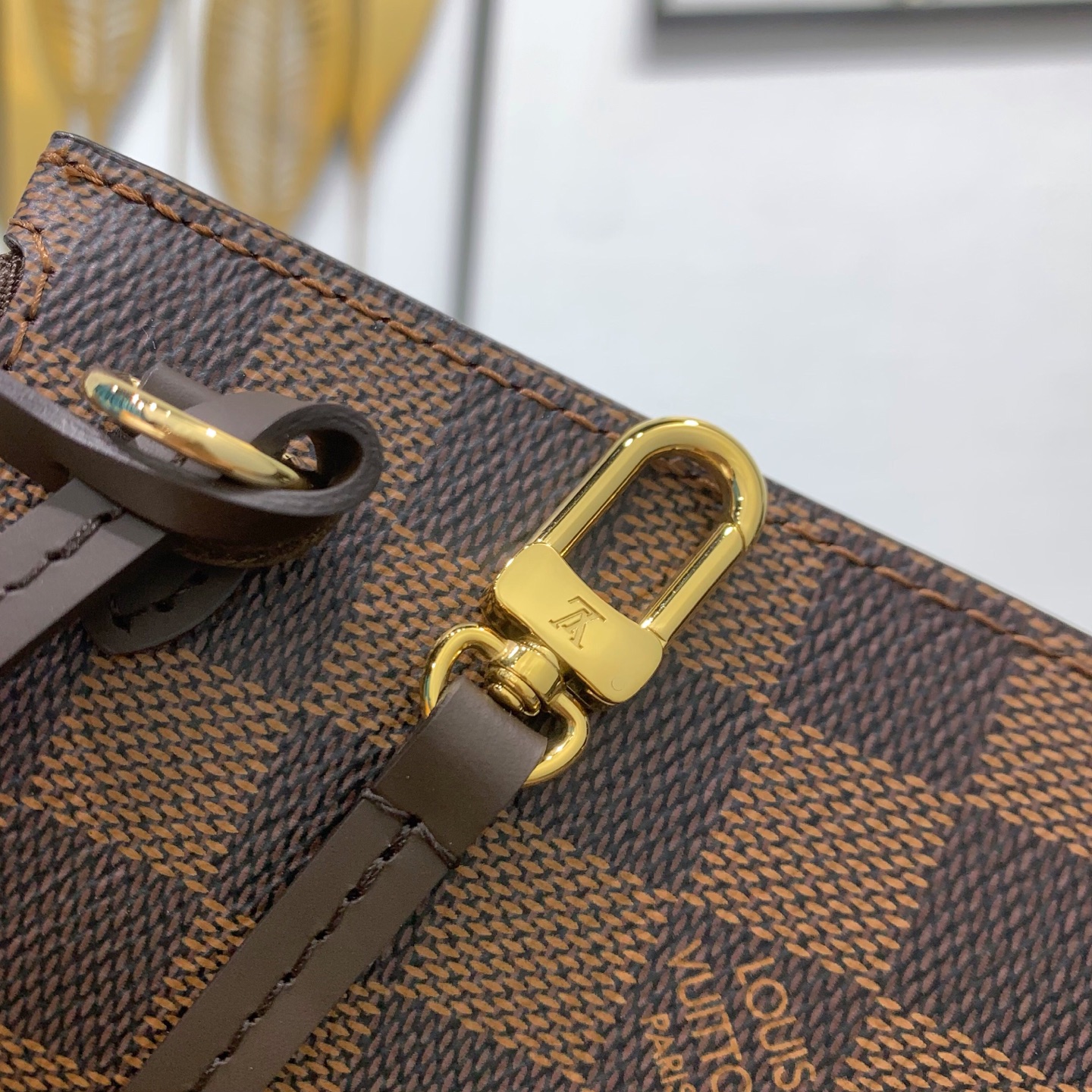 【顶级原单】 款号：N40597钢扣    本款 Neverfull 大号托特包为 Damier Ebene 帆布勾勒牛