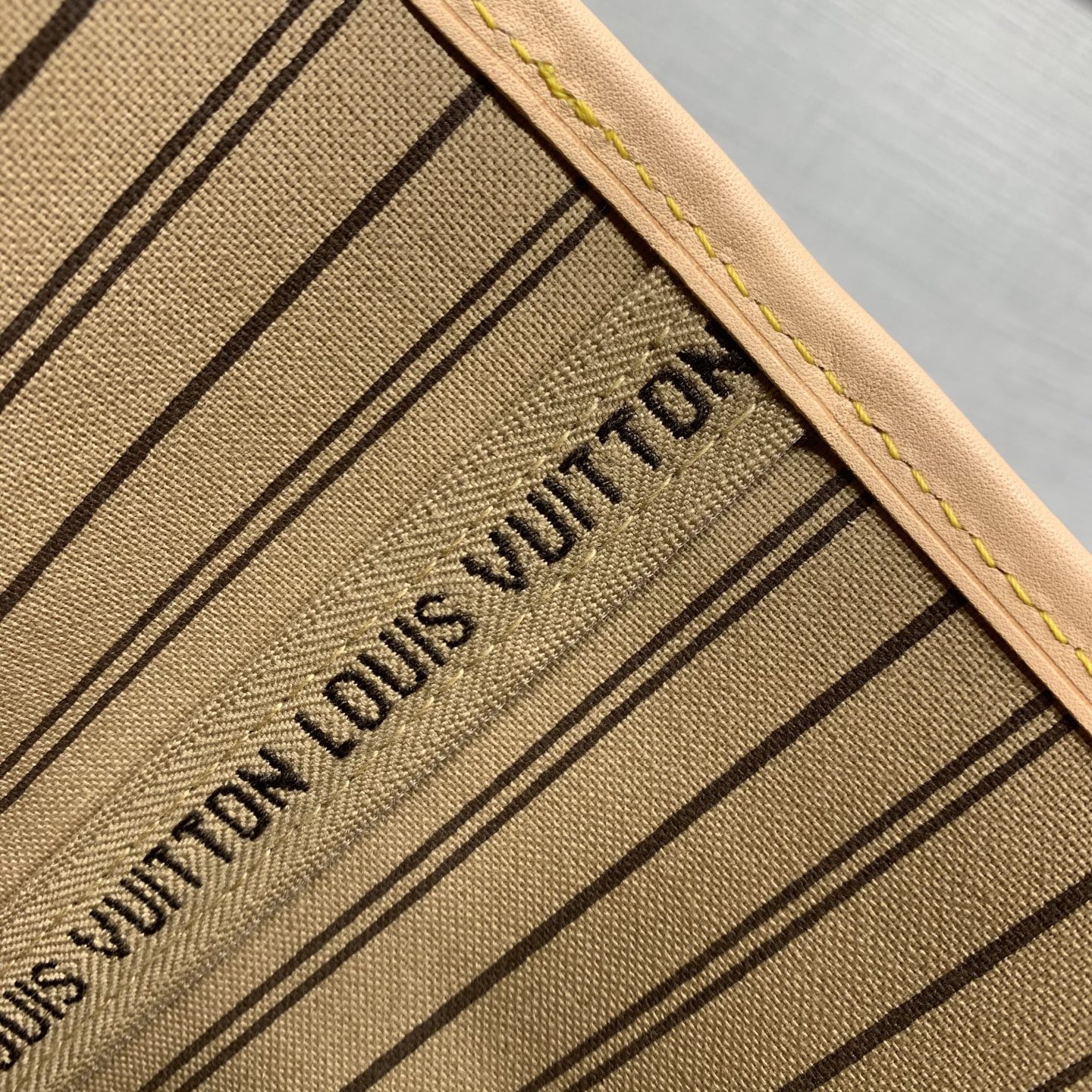 【顶级原单】 款号：M46978钢扣    本款 Neverfull 大号托特包为 Damier Ebene 帆布勾勒牛