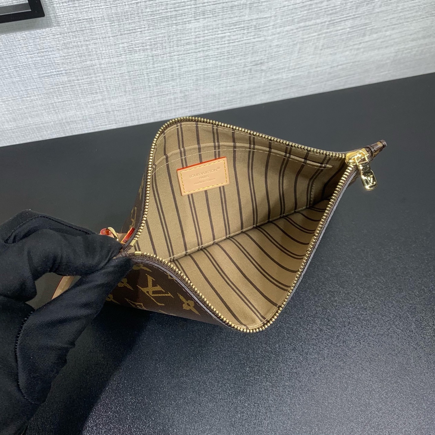 【顶级原单】 款号：M46978钢扣    本款 Neverfull 大号托特包为 Damier Ebene 帆布勾勒牛