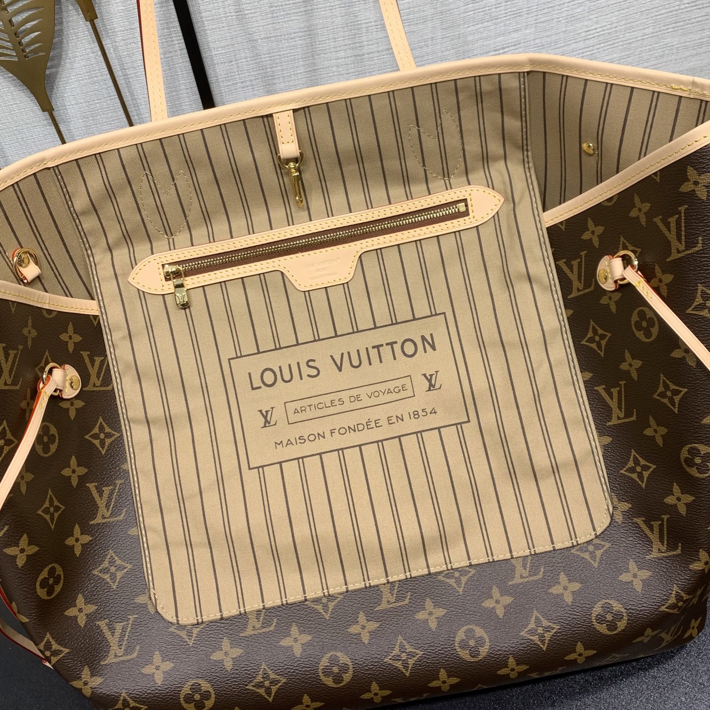 【顶级原单】 款号：M46978钢扣    本款 Neverfull 大号托特包为 Damier Ebene 帆布勾勒牛