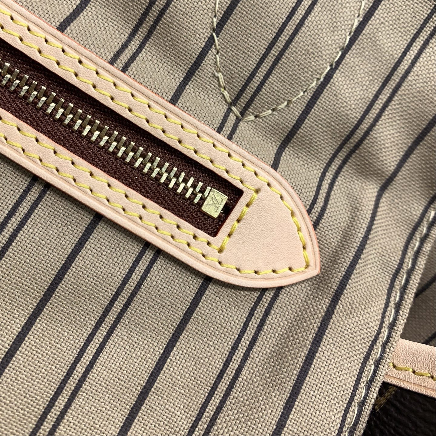 【顶级原单】 款号：M46978钢扣    本款 Neverfull 大号托特包为 Damier Ebene 帆布勾勒牛