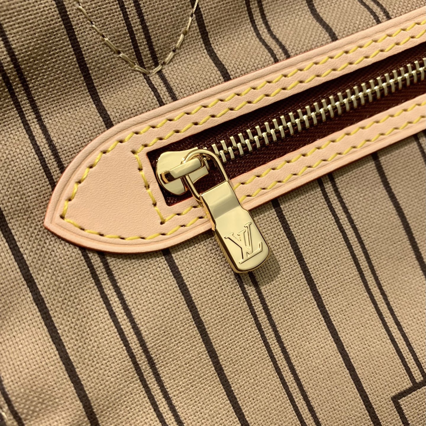 【顶级原单】 款号：M46978钢扣    本款 Neverfull 大号托特包为 Damier Ebene 帆布勾勒牛