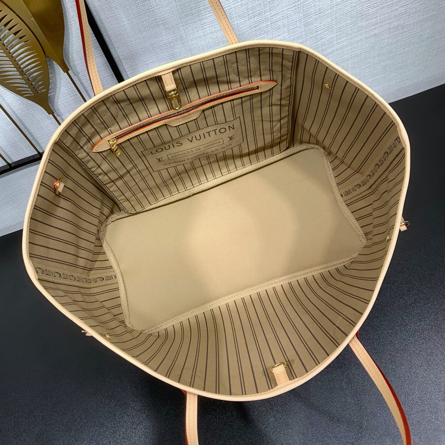 【顶级原单】 款号：M46978钢扣    本款 Neverfull 大号托特包为 Damier Ebene 帆布勾勒牛