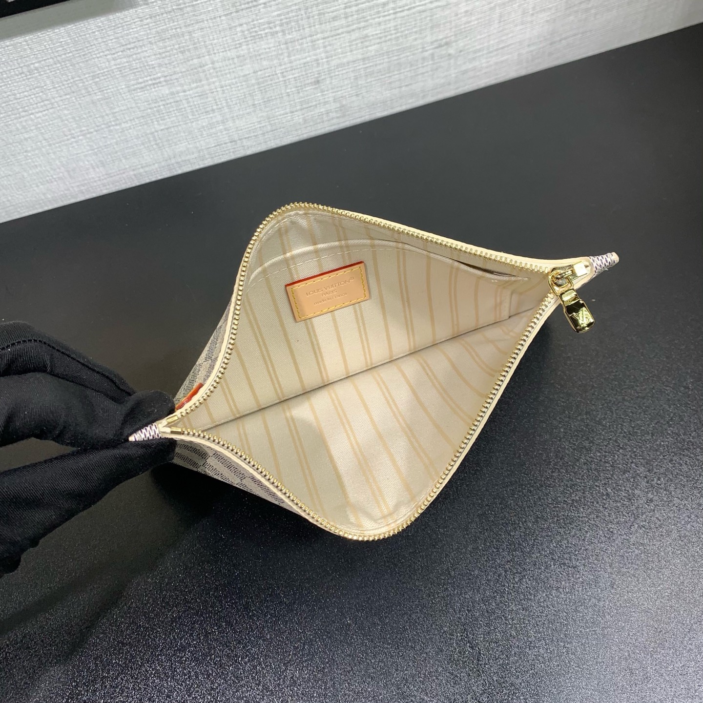 【顶级原单】 款号：N40604 钢扣         本款 Neverfull 中号托特包为 Damier Azur 