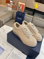 Les baskets B33 sont soigneusement fabriquées à la couche de couche de tête noire et sont embellies avec le même ton de couleur D-Gravité pour appuyer sur l'effet de fleur. Avec les lacets larges à cheval multiples personnalisés d'origine et les yeux de trou de laiton à taillage noir mat, la même seme en caoutchouc de couleur est décorée de motif obque, et la queue arrière est embellie d'un logo Clear 30 Avenue Montaigne pour améliorer le style, ajoutant Un tempérament à la mode de la forme des loisirs. Numéro: Modèles féminins 35-40 (34, 41 Modèle sur mesure) Modèle 39-45 (38, 46 sur mesure sans remplacement) 1 Les baskets B33 sont soigneusement fabriquées à la couche de couche de tête noire et sont embellies avec le même ton de couleur D-Gravité pour appuyer sur l’effet de fleur. Avec les lacets larges à cheval multiples personnalisés d’origine et les yeux de trou de laiton à taillage noir mat, la même seme en caoutchouc de couleur est décorée de motif obque, et la queue arrière est embellie d’un logo Clear 30 Avenue Montaigne pour améliorer le style, ajoutant Un tempérament à la mode de la forme des loisirs. Numéro: Modèles féminins 35-40 (34, 41 Modèle sur mesure) Modèle 39-45 (38, 46 sur mesure sans remplacement)