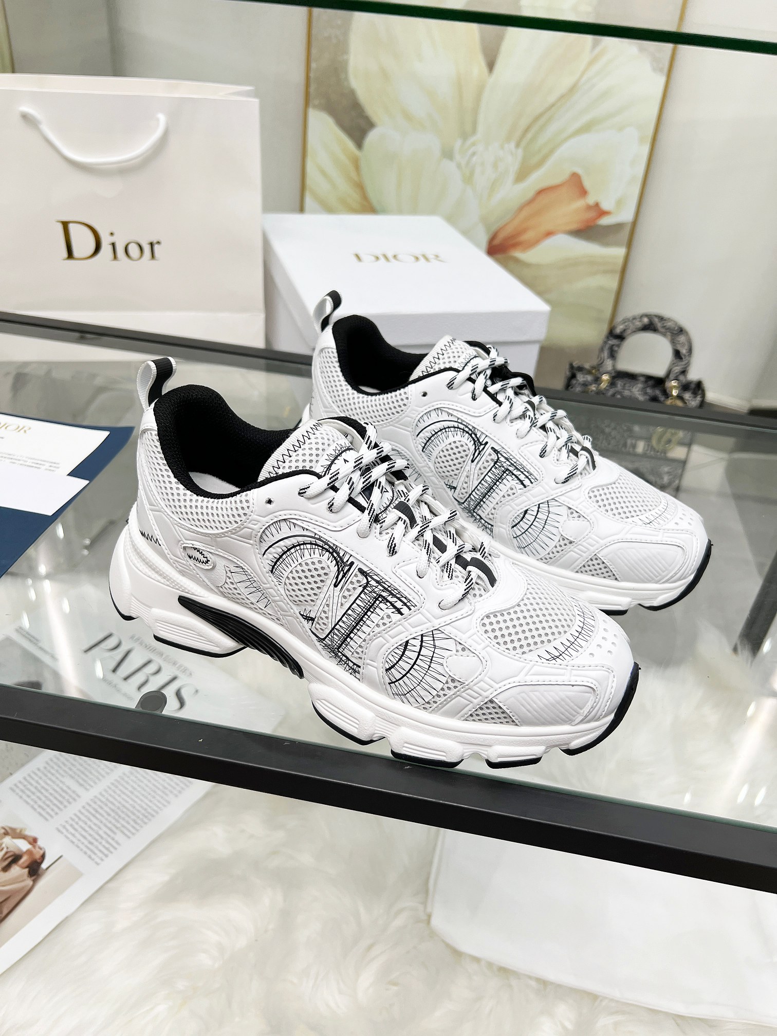 NO:237696,(Men's plus 10) Chrono's new version of sports running shoes for autumn, with white and black mesh fabrics paired with leather effect inserts, and computer-printed CD logos on both sides, star patches on the tongue and heel logo, many details show the style. The inner part is matched with the original color mesh, the large body is supported by a low-temperature shaping piece, and is filled with light feather cotton to keep the inner part full and soft. The exclusive mold opening sole adopts an integrated molding process, and does not need to consider the peeling of the sole decorative accessories, and is light, comfortable, sturdy and wear-resistant. The two-color shoelace accessories are exquisitely equipped with high-end trendy casual styles. Size women's model 35-41 men's model 39-46, casual shoes/sports shoes, sneakers19860909（男加10） Chrono 高版本运动跑步鞋 秋季新品,以白色和黑色网眼织物搭配皮革效果镶片,两侧饰以电脑打印 CD 标志、鞋舌上的星星补丁和鞋跟标志,诸多细节彰显格调. 内里搭配原版配色网布,大身内部采用低温定型片整体支撑,并填充轻羽棉保持内里饱满柔软贴脚.独家开模大底采用一体成型工艺,不用考虑鞋底装饰配件开胶掉落等问题,且穿着轻盈舒适又坚固耐磨,双色鞋带配饰精致的金属五角星吊坠,时刻打造高端潮流休闲造型. 码数女款 35-41  男款 39-46,休闲鞋/运动鞋,sneakers,Women's Shoes