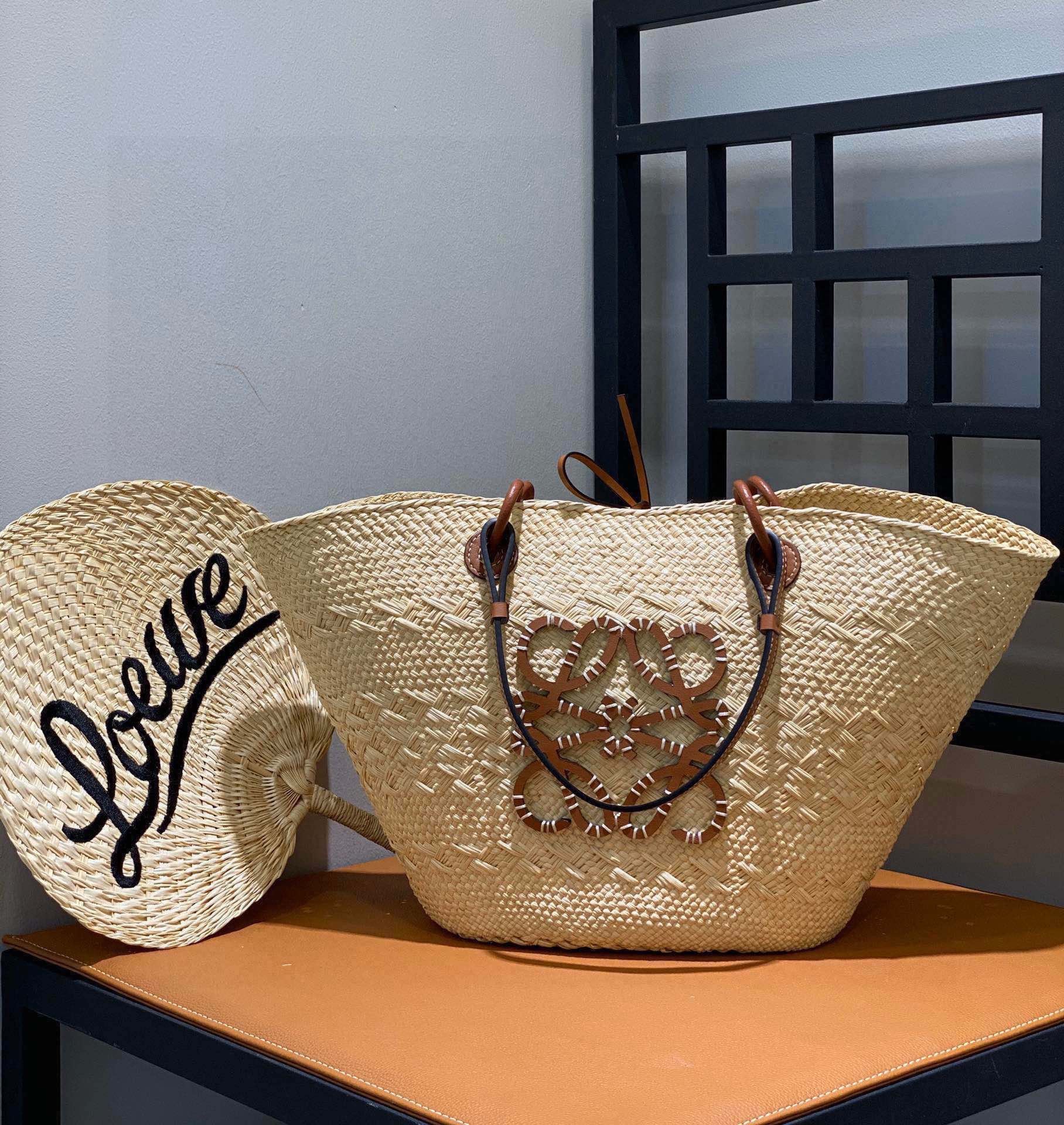 Top-tier Loewe🔥 Iraca palm fiber and cowhide leather Anagram Basket handbag. A traditional basket handbag featuring a classic handwoven body, tubular cowhide leather straps, top handles, and a cowhide leather Anagram embossed patch. This version is crafted from Iraca palm, grown, harvested, and sun-dried in Colombia, then handwoven by female artisans guided by fair trade principles from the organization Corporación Oficio y Arte. Can be carried over the shoulder or by the top handles. Features a cowhide leather tie closure, customizable with personalized accessories and straps. Unlined. Due to handmade nature, sizes may vary slightly, making each purchase unique. Model: 101138103 (Large size) Size: 46*27*30. image 1
