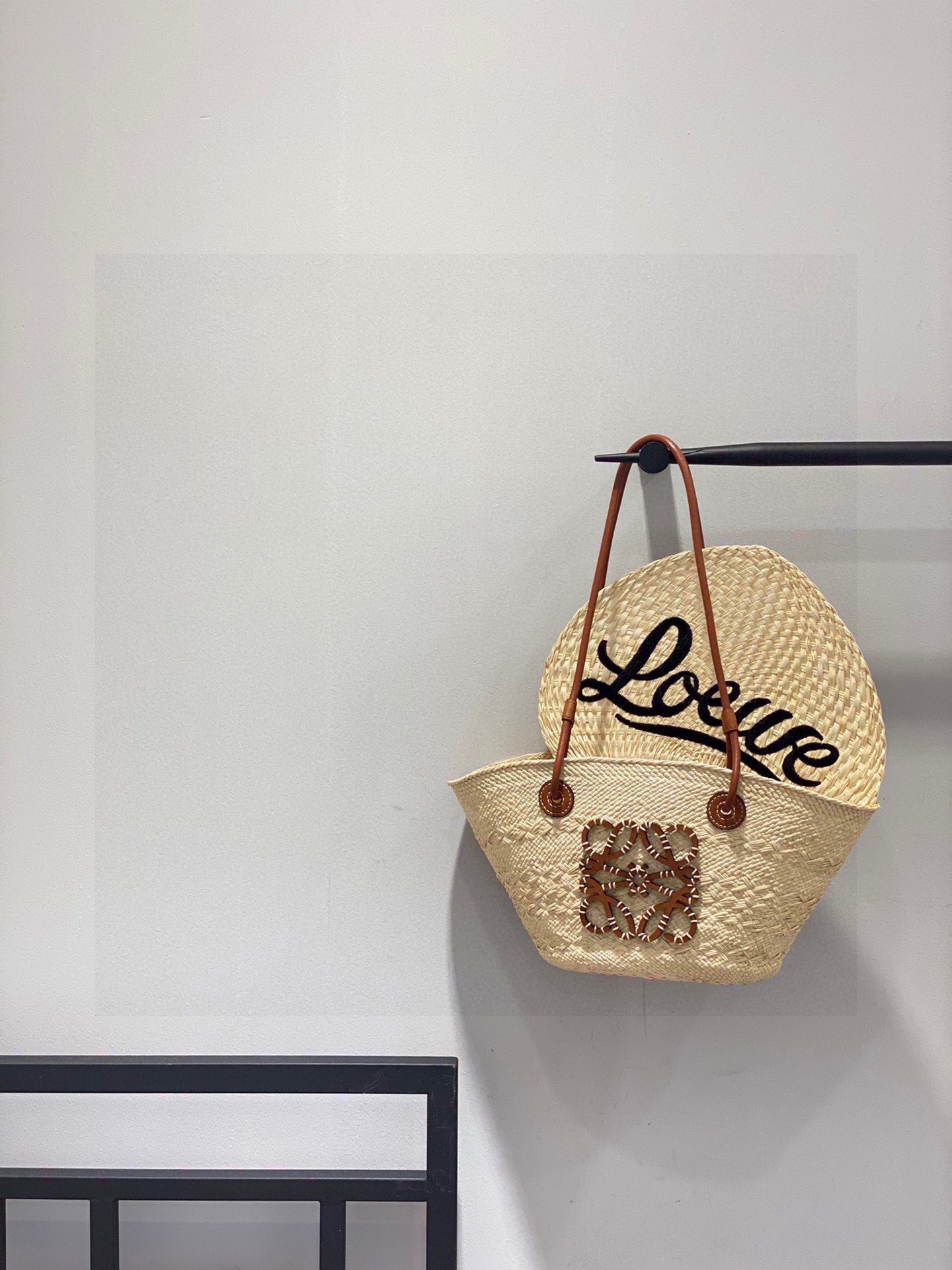 Top Loewe🔥Iracá Palm Fiber and Leather Anagram Basket Handbag is a traditional basket handbag featuring classic handwoven body, tubular leather straps, top handles, and an Anagram embossed leather patch. This version is made from Iracá palm, grown, harvested, and sun-dried in Colombia, then handwoven by female artisans guided by fair trade principles of Corporación Oficio y Arte. Can be carried over the shoulder or by the top handles, with leather strap closure, customizable with personalized accessories and straps. Unlined. Due to handmade nature, sizes may vary slightly, making each purchase unique. 🧺 Model: 10113693 (Small) Size: 34×13×16cm image 1