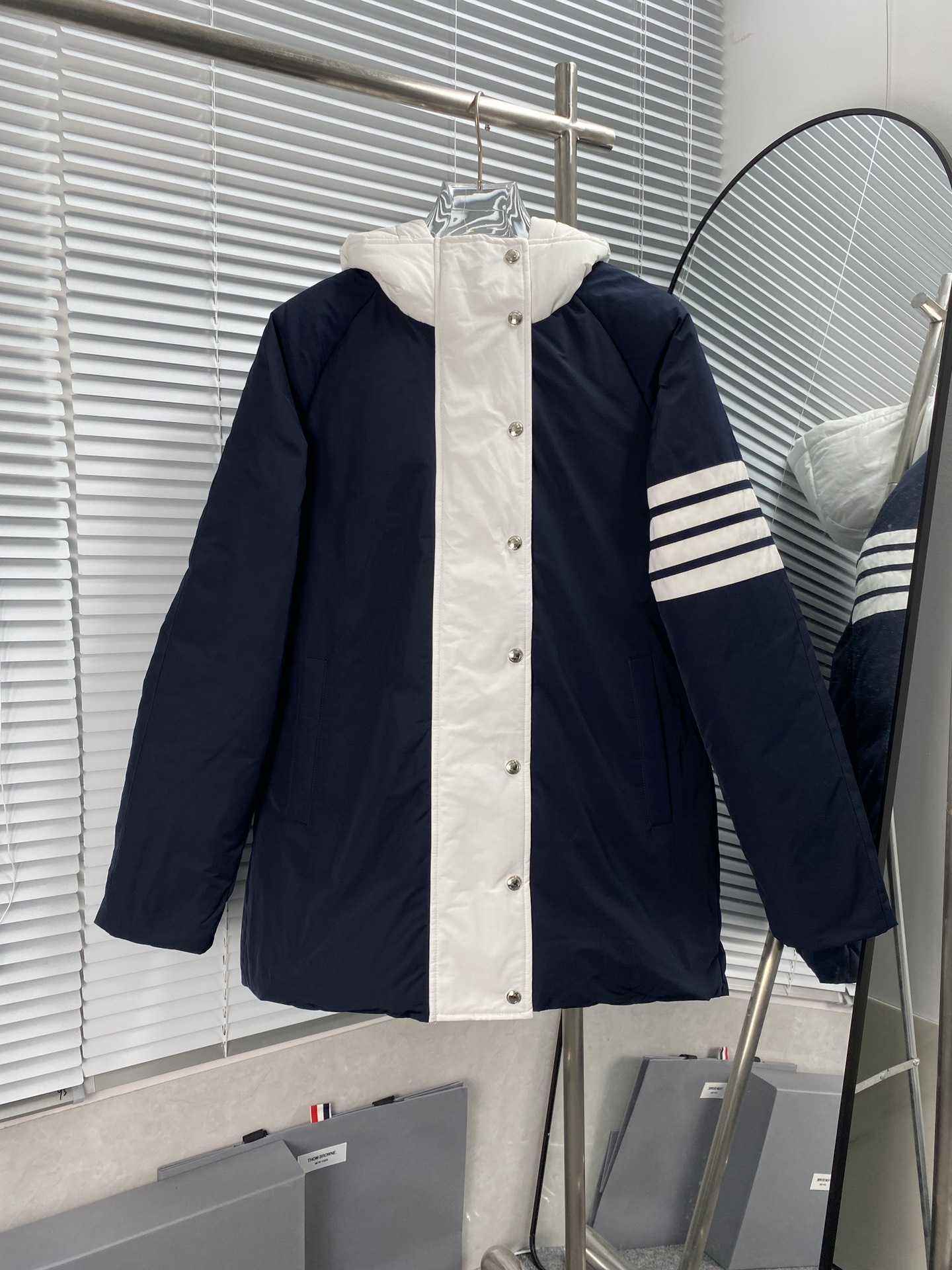 Abanico largo de plumón de cuatro rayas para otoño/invierno TB2023, capucha clásica TB que nunca pasa de moda, diseño d…