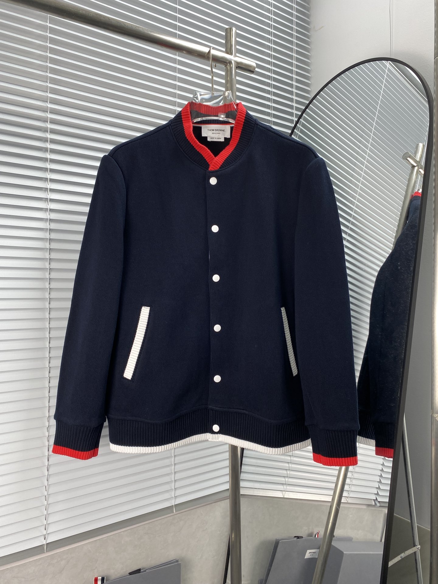 ¡Llega la serie de chaquetas de béisbol con botones a presión y toques rojos TB, personalización pesada, simple e impac…