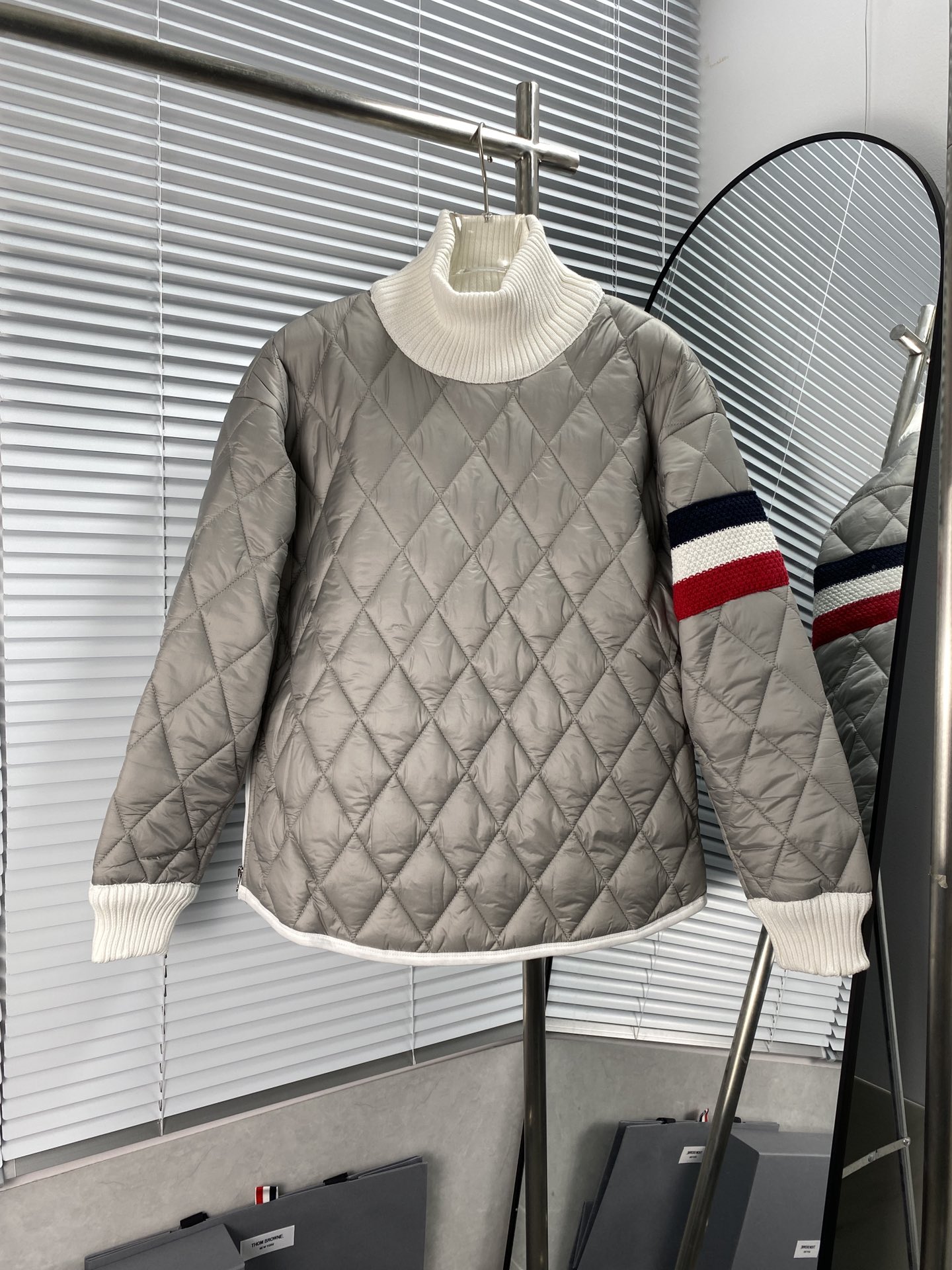 TB chaqueta acolchada con manga izquierda roja, blanca y azul, confeccionada en algodón puro, rellena de fibra de seda,…