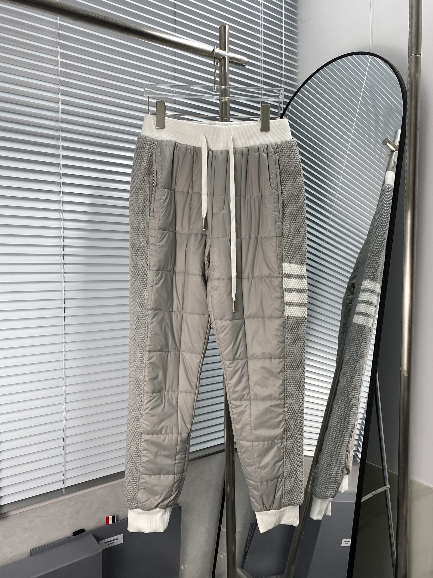TB Pantalones de algodón blancos con cuatro rayas, confeccionados en algodón puro, con relleno interior de seda y algod…