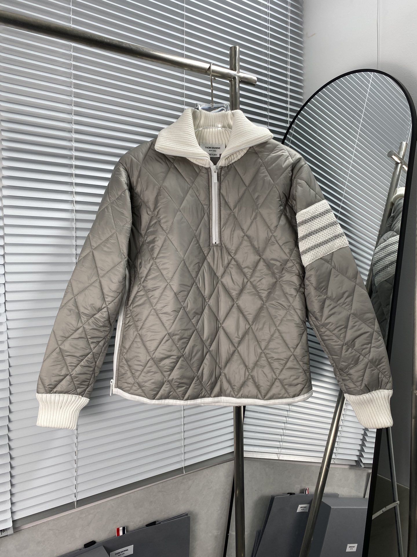 TB chaqueta acolchada blanca con cuatro rayas, confeccionada en algodón puro, rellena de fibra de seda, más gruesa y ab…