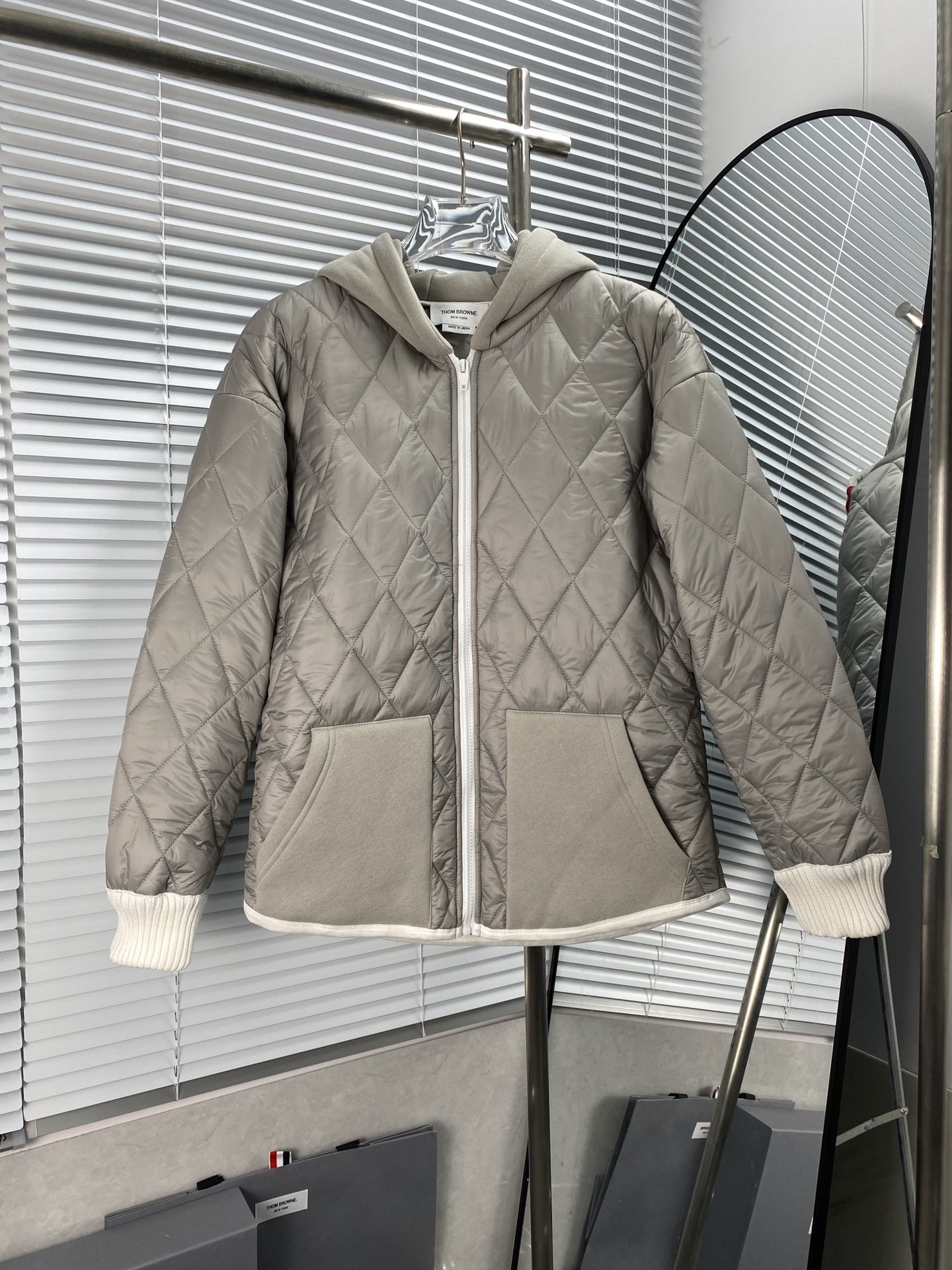 TB Chaqueta acolchada con capucha y cremallera con cinta trasera. Confeccionada en algodón puro, relleno de fibra de se…