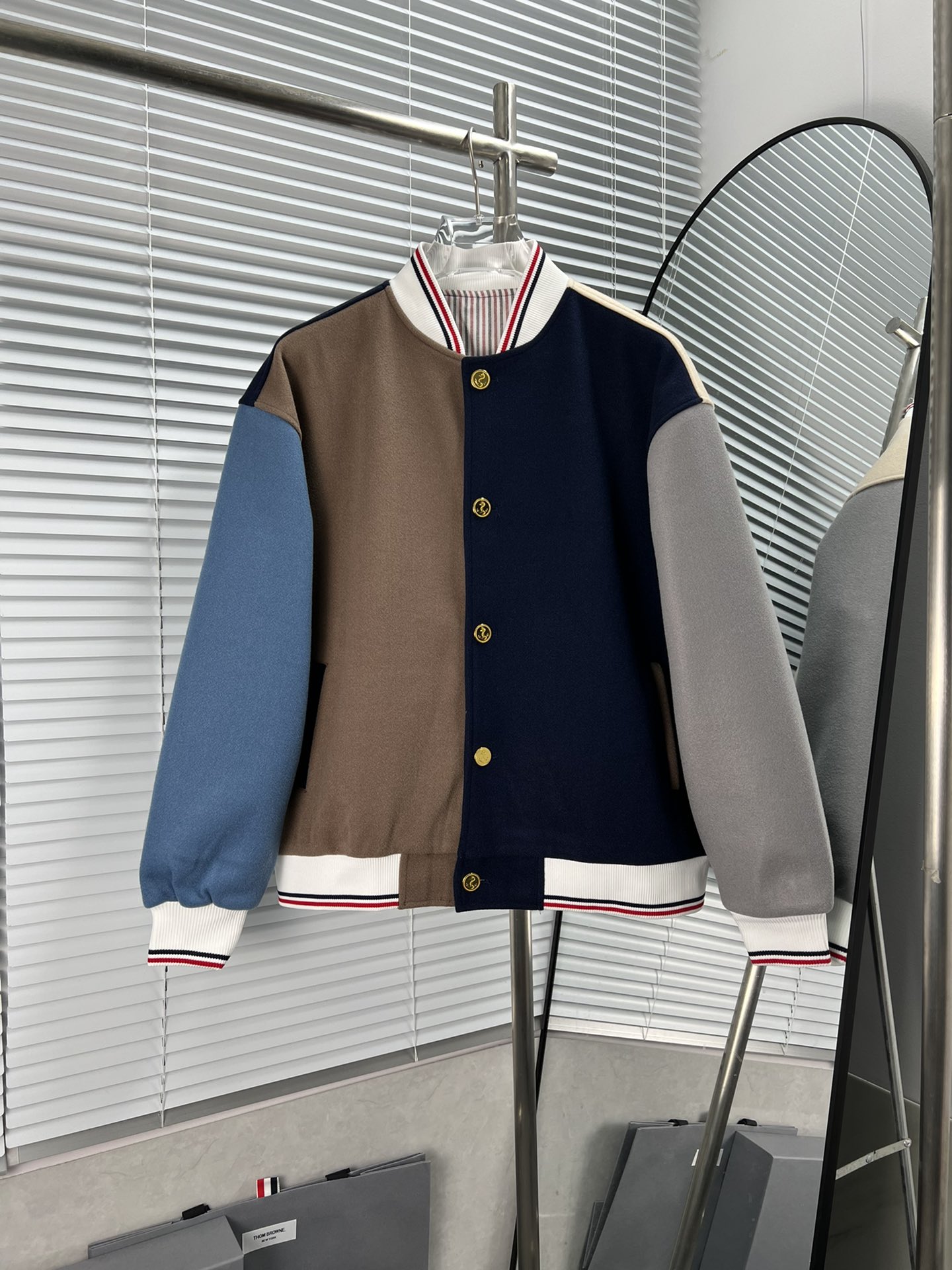 Chaqueta de béisbol de tweed THOM BROWNE para hombre, principios de otoño 2023 FUNMIX, cierre de botones a presión, cue…