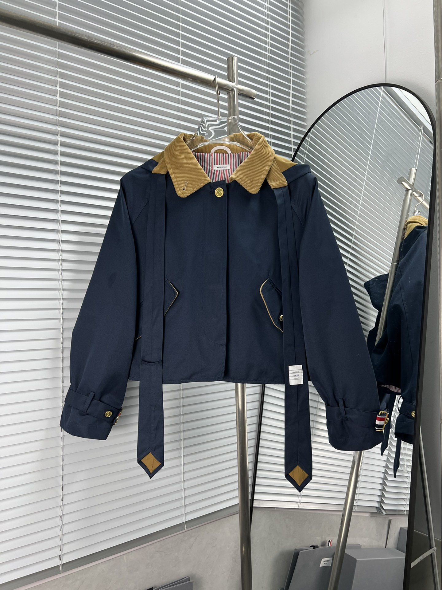 THOM BROWNE 2023 pre-otoño chaqueta corta con corbata desmontable y capucha, botones metálicos de ancla en la solapa, b…