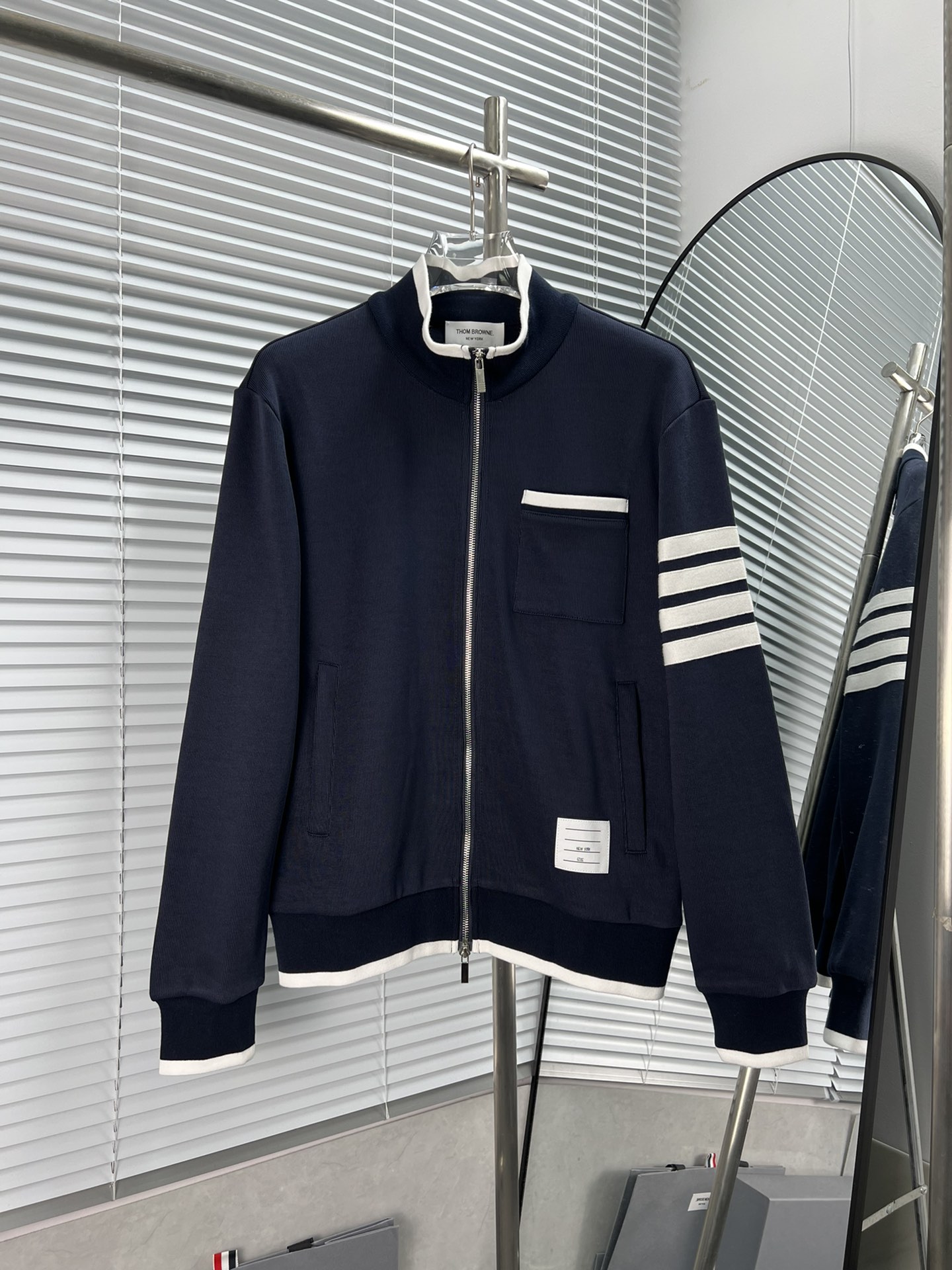 Otoño/Invierno 2023 THOM BROWNE Chaqueta con cremallera de cuello alto, cuatro rayas y bolsillos con ribete blanco, edi…