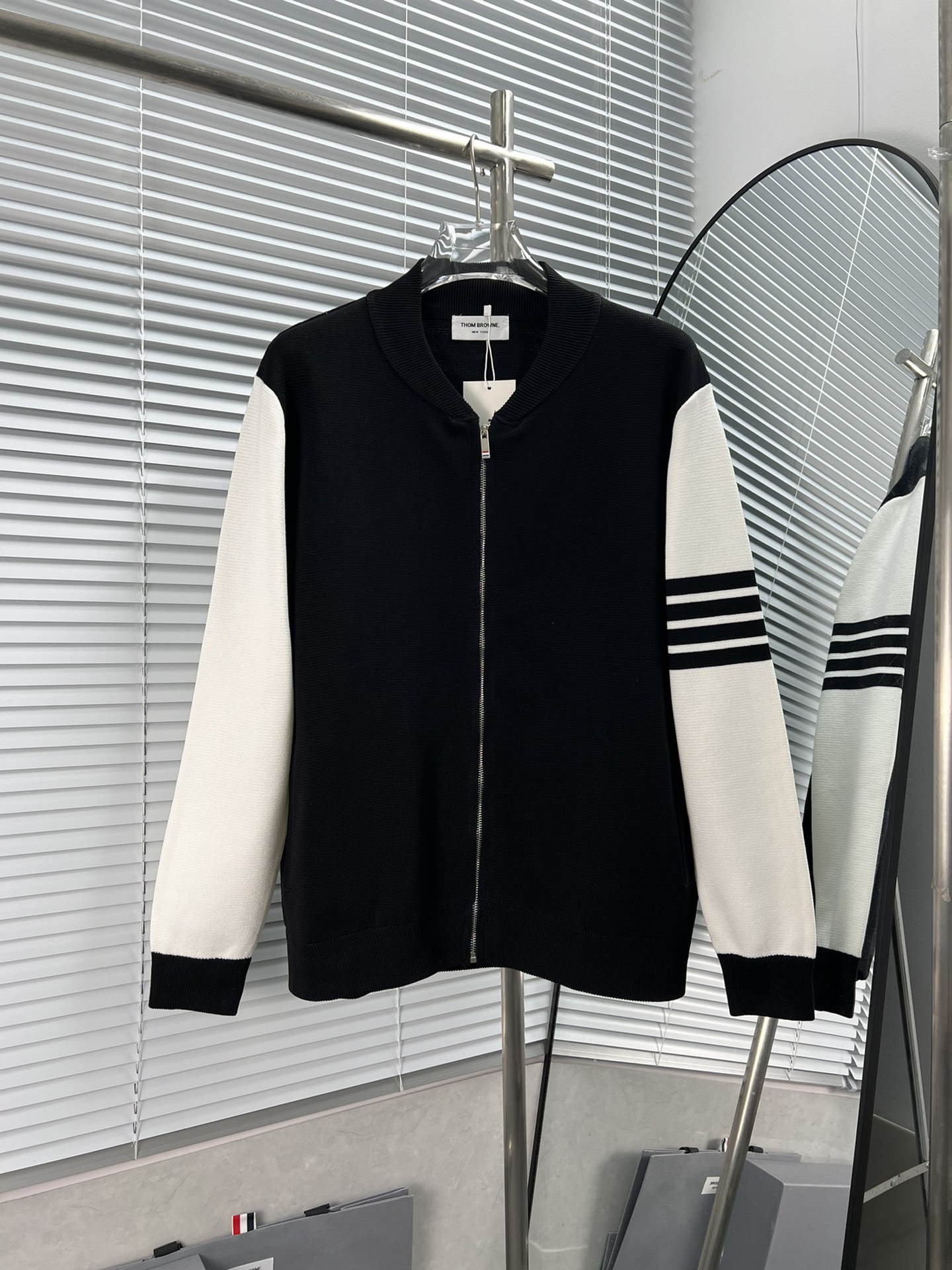 Thom Browne 季新款英伦风拉链袖子拼接斜口袋拉链棒球服 经典色织四杠 定制高端面料 ZP打版 每个细节完美精致 潮流时尚百搭 永不过时 配ZP防尘袋 颜色：藏蓝色 灰色 黑色 码数：1234码