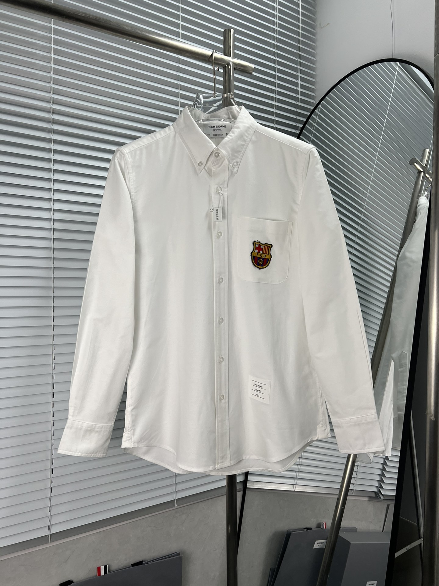 THOM BROWNE Camisa Oxford con insignia bordada, sincronizada con la tienda oficial, insignia bordada exclusiv…