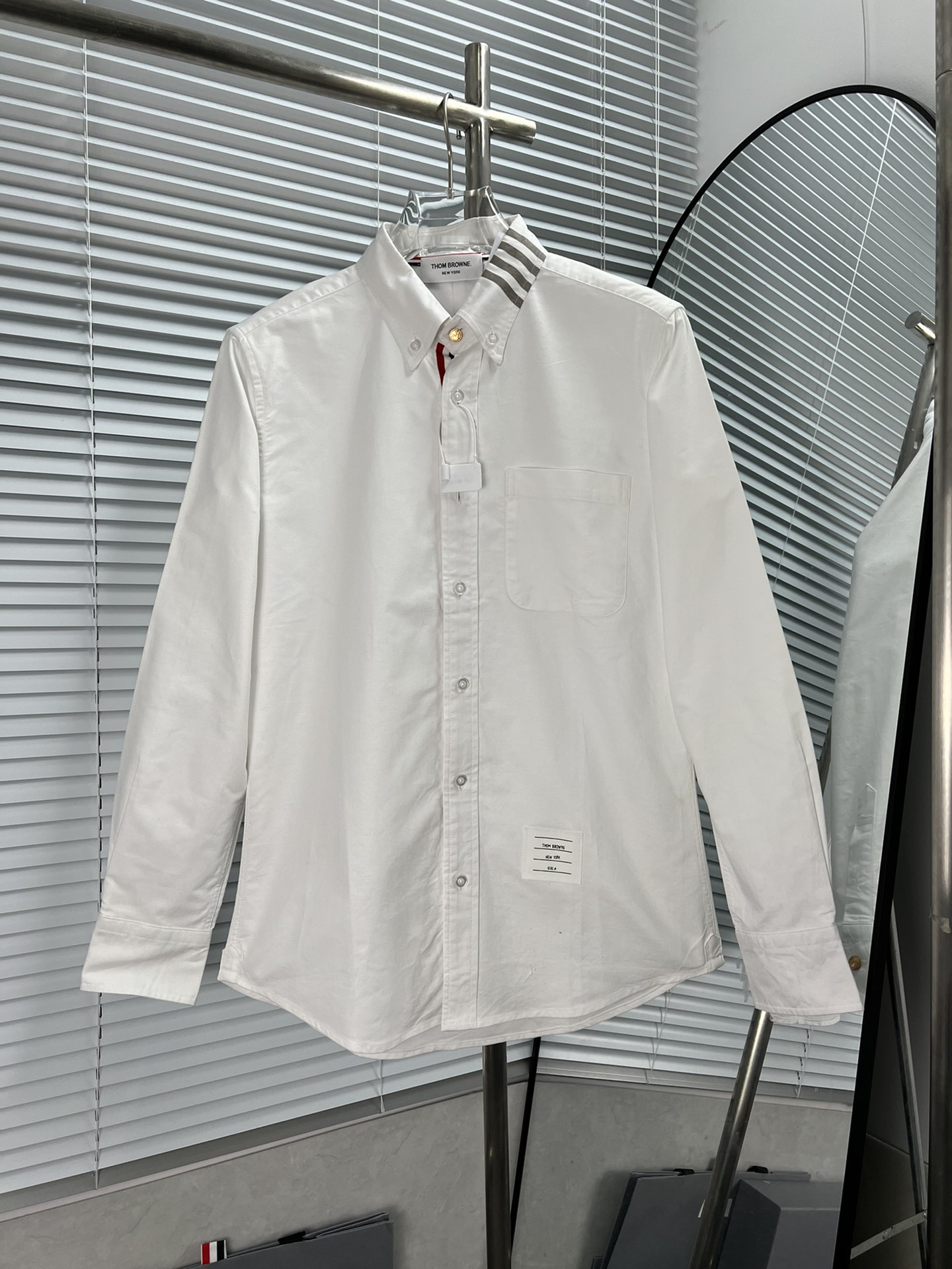 THOM BROWNE Camisa nueva con cuatro rayas en el cuello y cinta interior, Tom Brown. Camisa de manga larga nueva del ext…