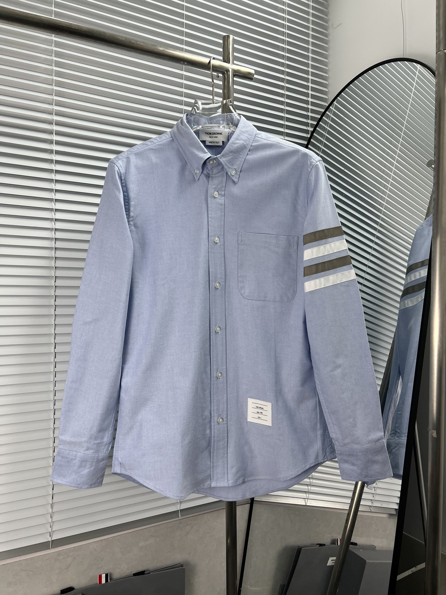 Thom Browne 23ss Camisa oxford de rayas gris y blanco, tejido de algodón peinado de doble hilo con nudos importado, dob…