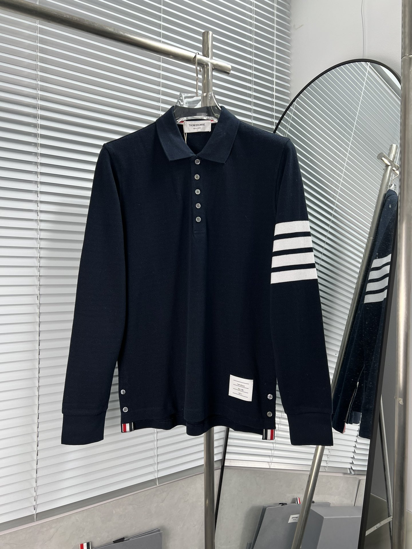 Thom Browne🇳🇱 Polo clásico de manga larga con cuello. La tela es de algodón piqué de alta calidad de fábrica original…