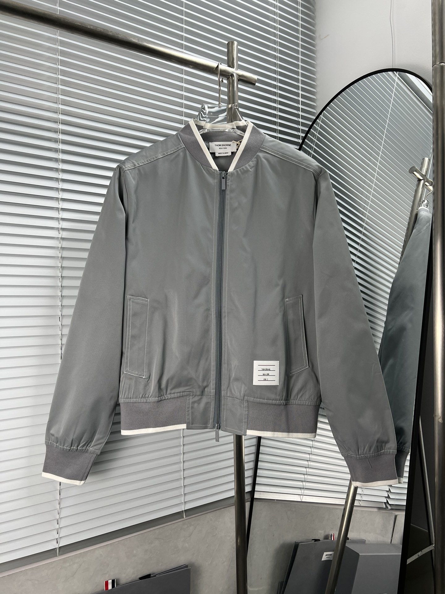 Thom Browne chaqueta de cuello alto con ribete blanco, último modelo para hombre de otoño-invierno, tela de nailon anti…