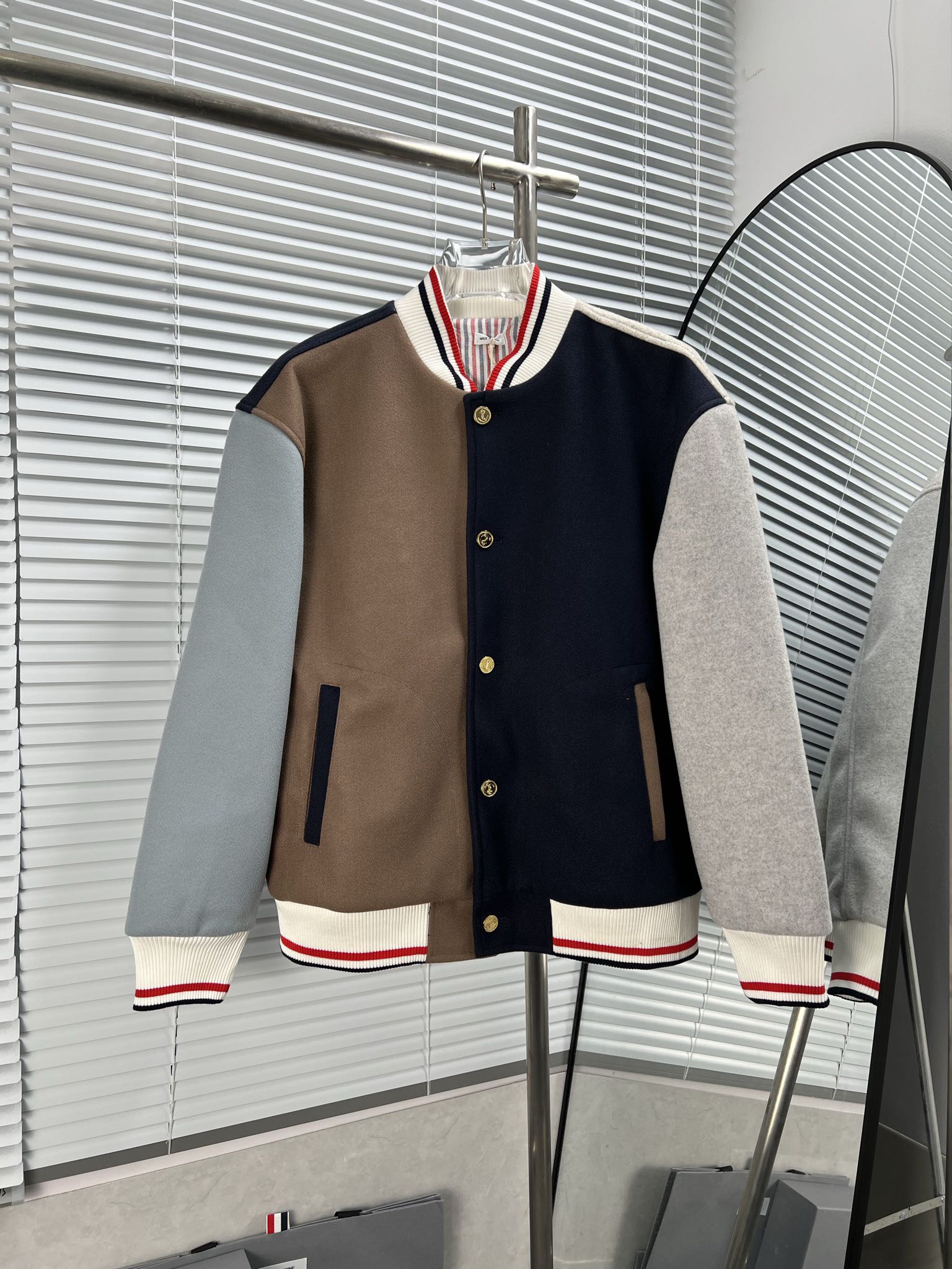 THOM BROWNE Chaqueta de béisbol de lana FUNMIX para hombre, otoño 2023, cierre de botones a presión, cuello alto, puños…