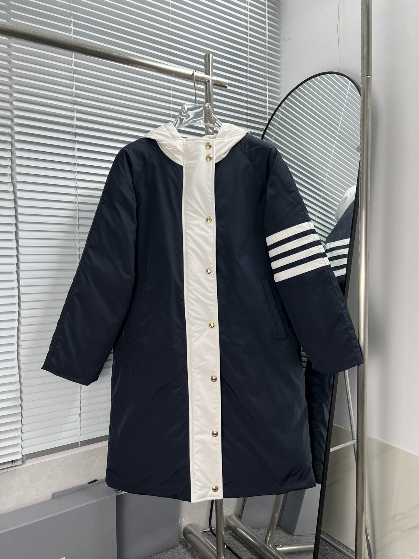 Plumífero largo de invierno THOM BROWNE con cuatro rayas, clásico con capucha de TB, estilo atemporal, diseño clásico d…