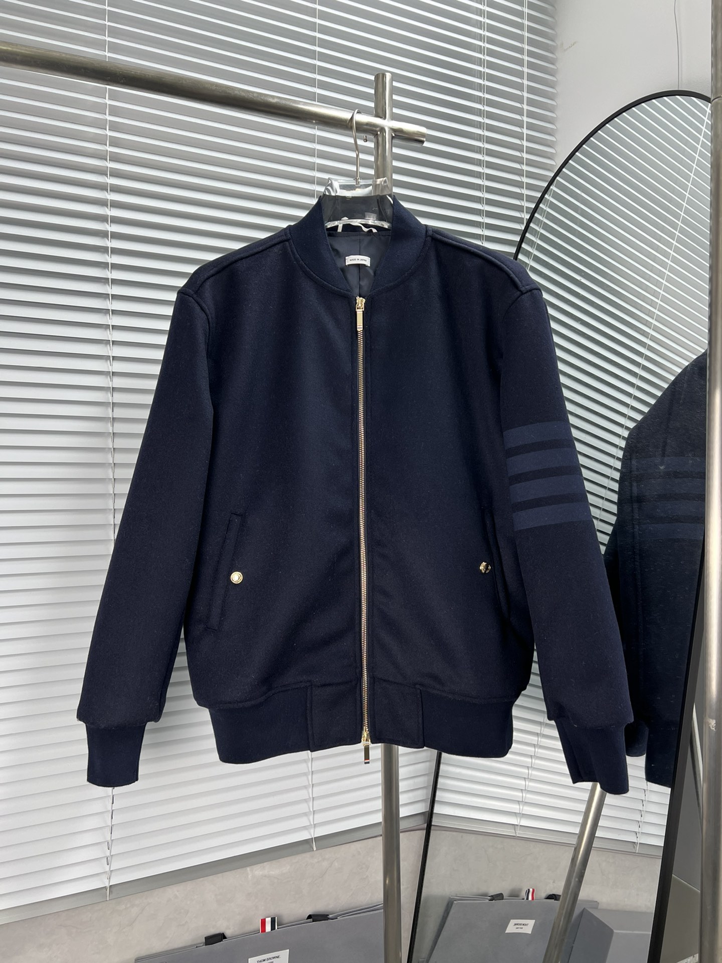 THOM BROWNE chaqueta de béisbol azul marino con cuatro rayas, tela de mezcla de lana 70%, forro de algodón a rayas, tel…