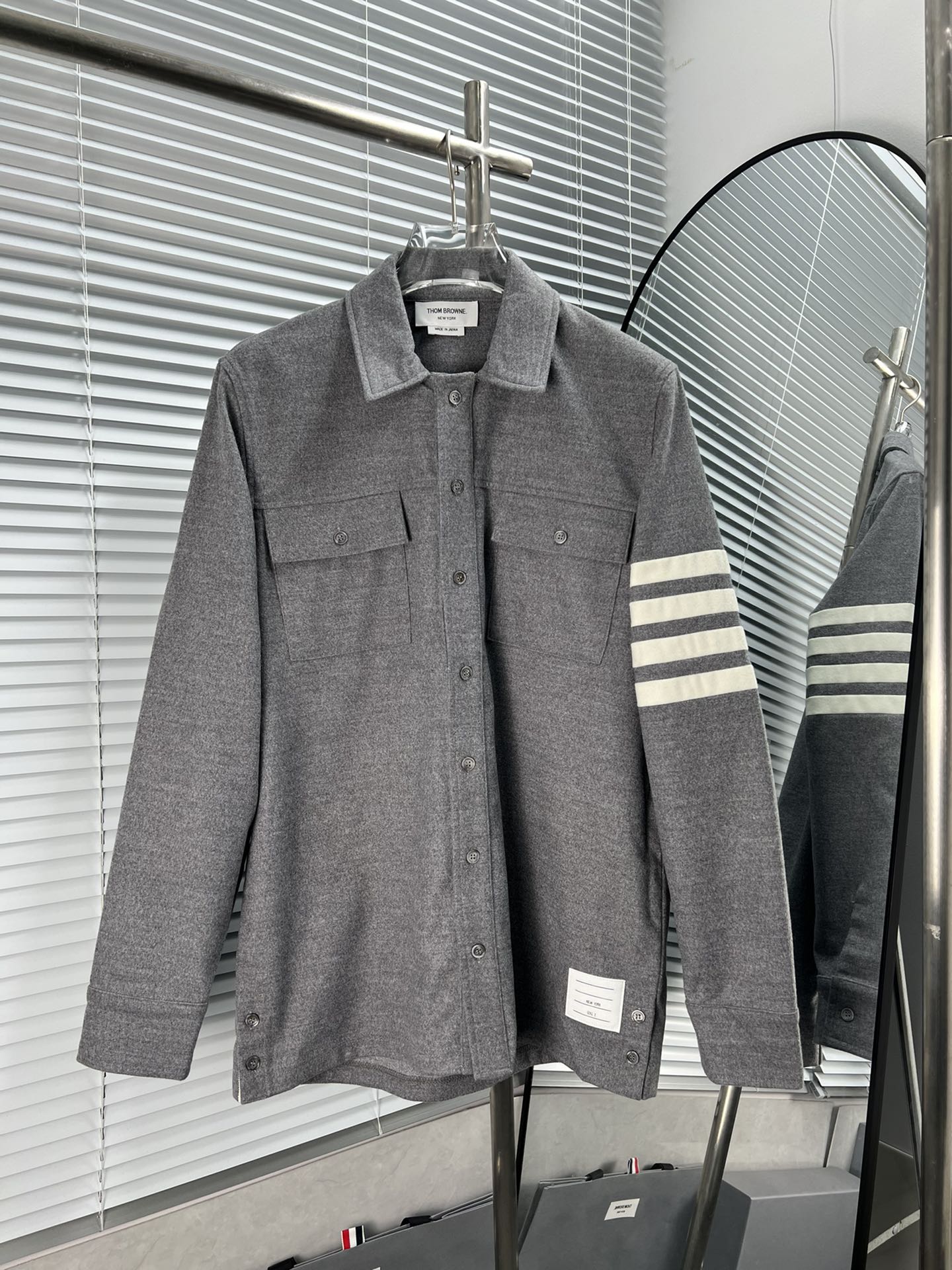THOM BROWNE🇳🇱 Camisa chaqueta de bolsillo de cuatro rayas para hombre, clásica de otoño e invierno con cuatro rayas d…