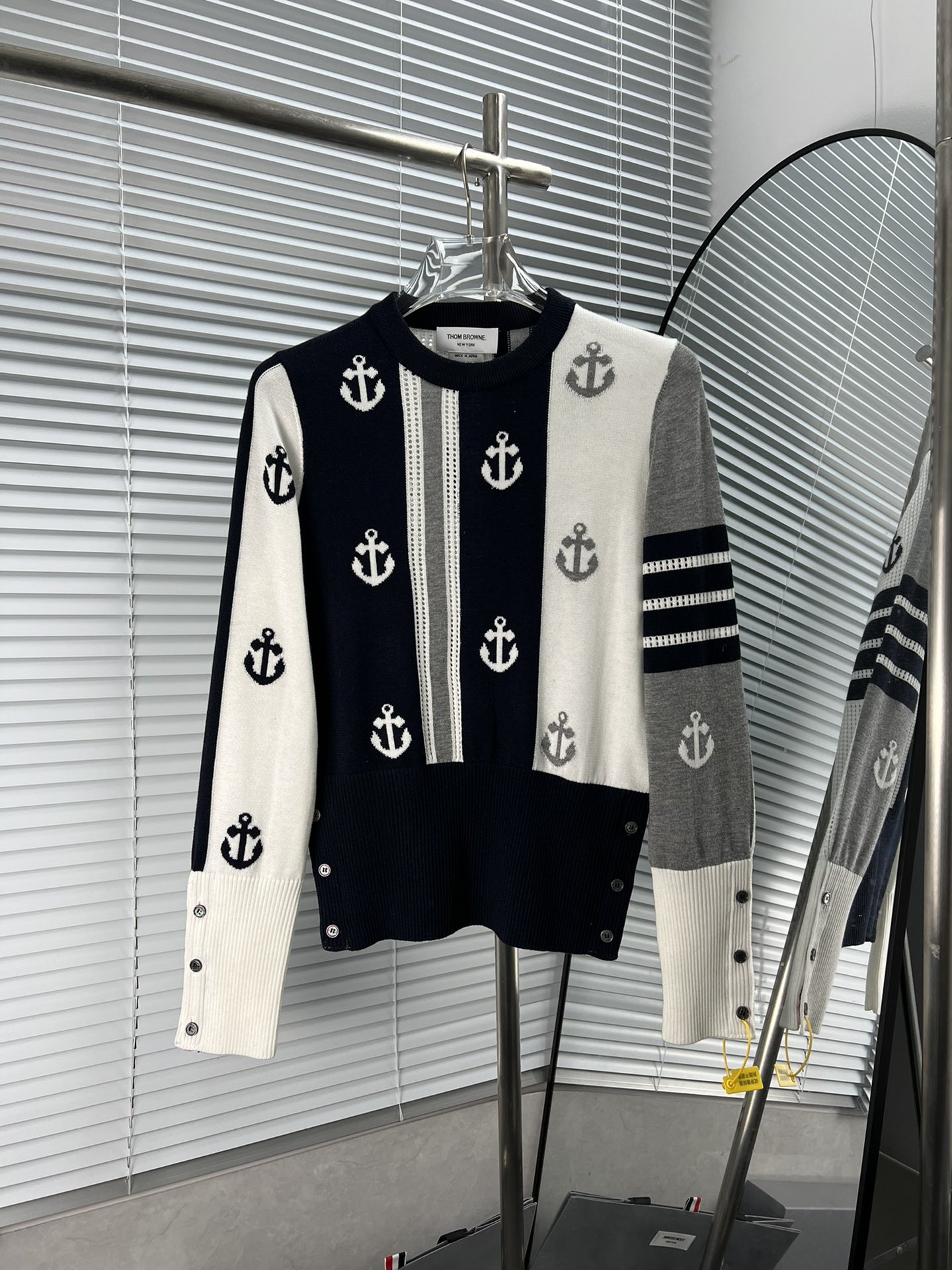THOM BROWNE suéter de punto de rayas con motivo de ancla, diseño de capa base. Descripción: Sin esfuerzo, captura la es…