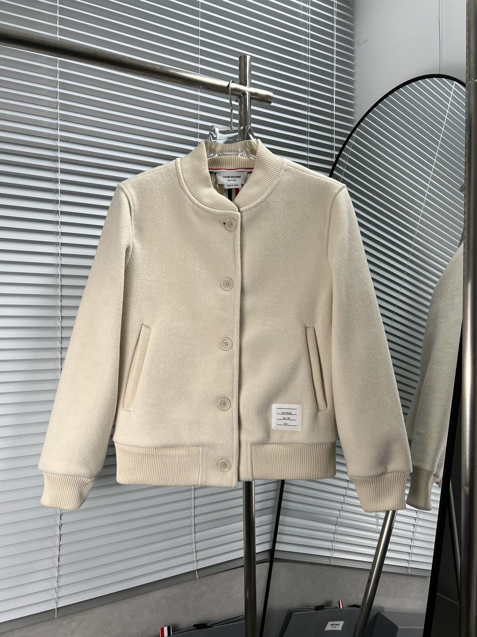 ThomBrowne chaqueta | TB chaqueta de béisbol de lana con cinta en la espalda. Versión masculina, de lana de chenilla, l…