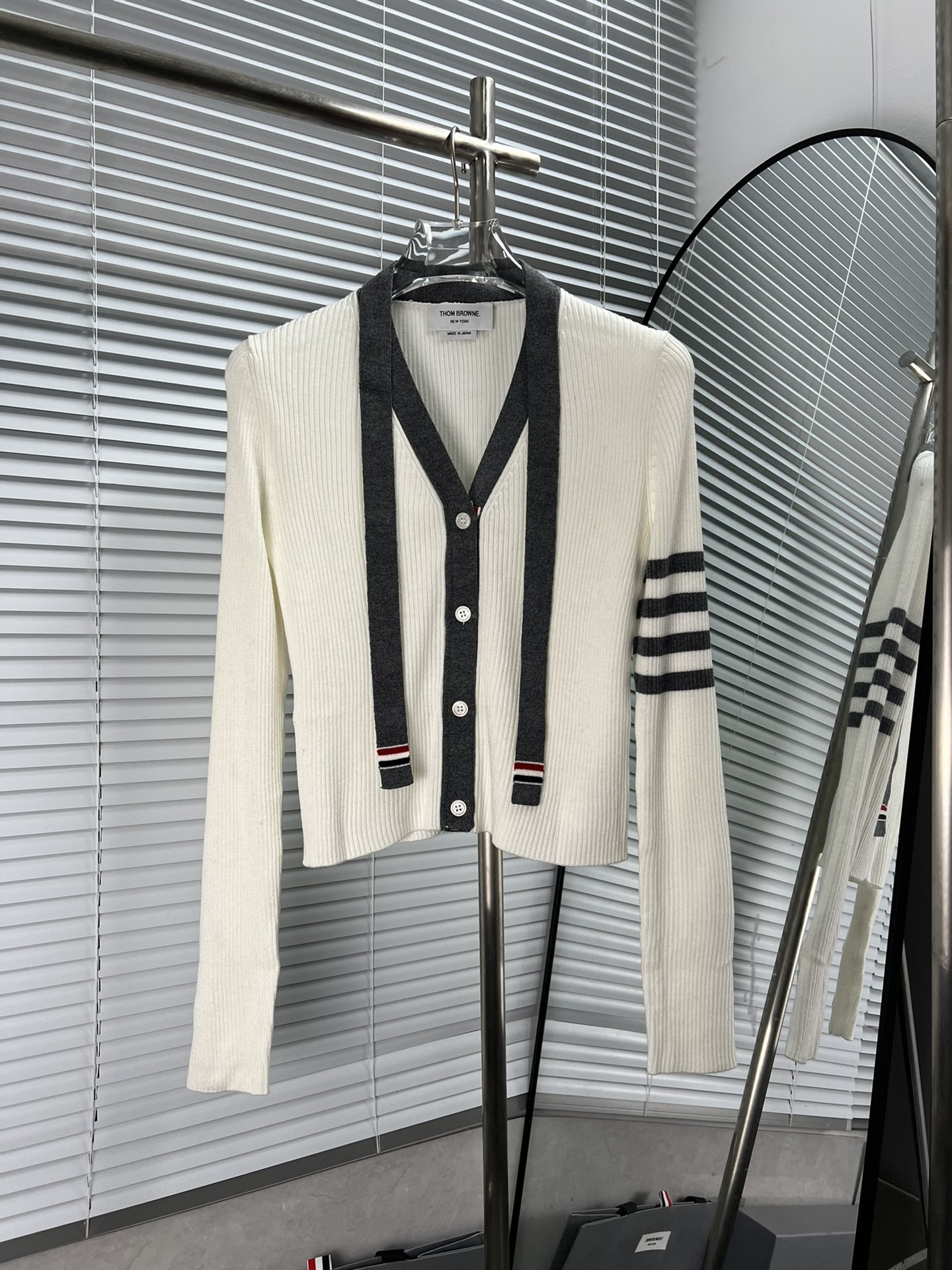 Cárdigan de punto de cuello V con lazos y rayas de cuatro líneas estilo colegial de THOM BROWNE, para mujer, entallado …