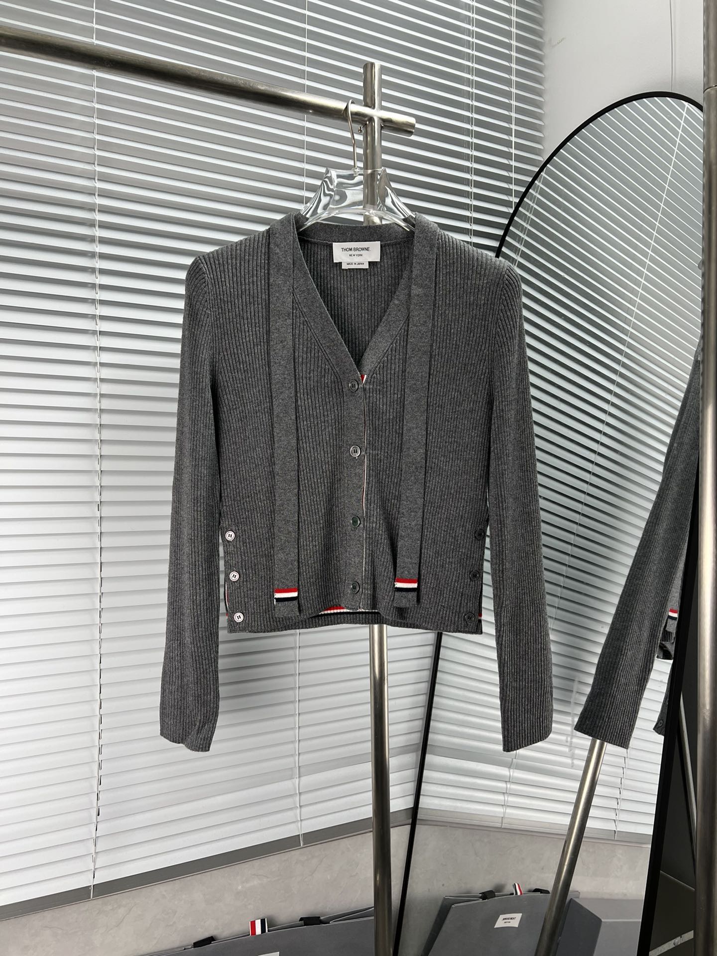Cárdigan de punto con lazos de colores contrastados y diseño de THOM BROWNE, estilo colegial, entallado y favorecedor, …