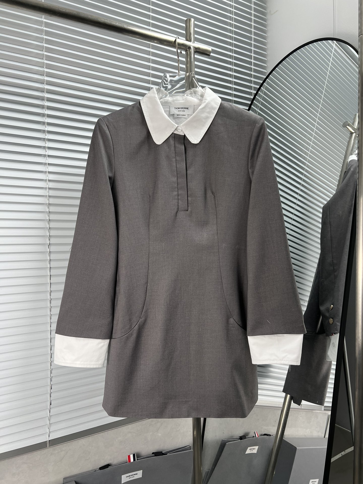 THOM BROWNE Vestido de punto de estilo colegial con cuello de camisa y efecto dos piezas, corte A, elegante y favoreced…