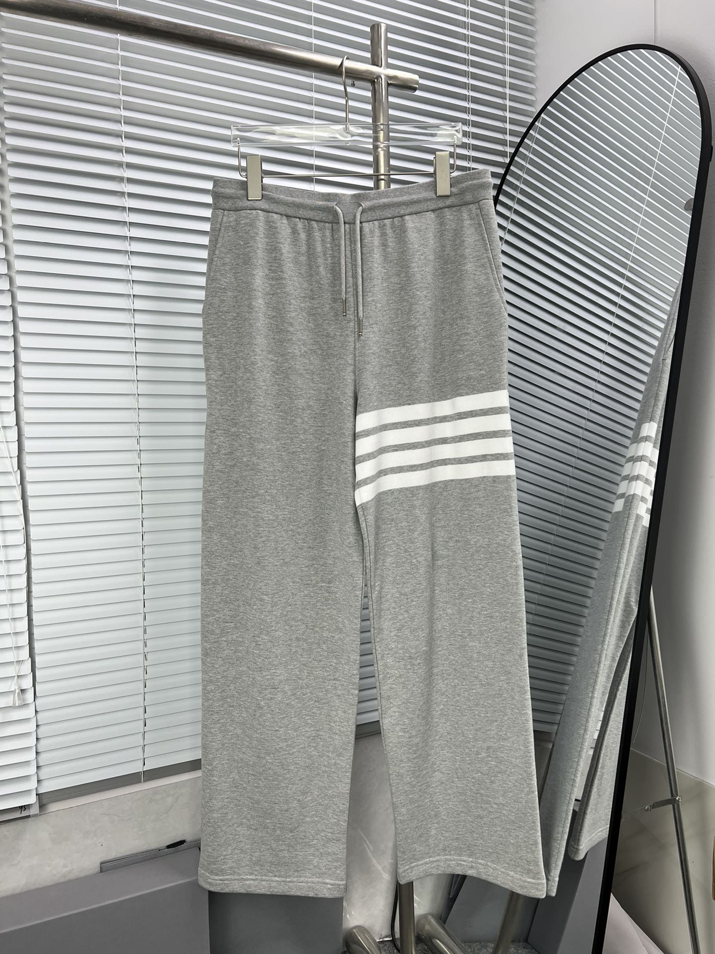 Pantalones de pata ancha de algodón puro con tejido de felpa Thom Browne, clásicos pantalones casuales de cuatro rayas,…