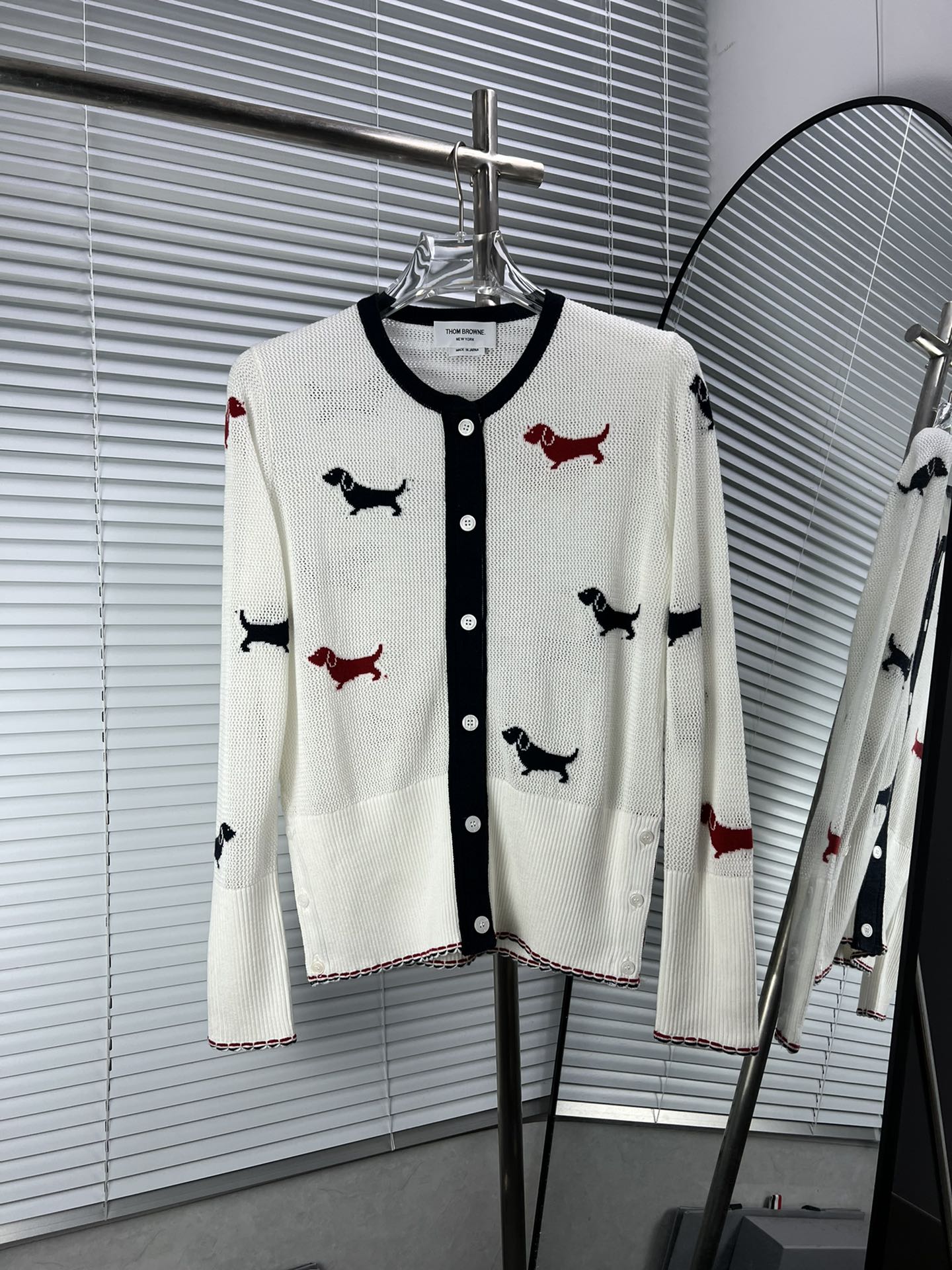 THOM BROWNE cárdigan de punto de cuello redondo con perro de malla, la prenda básica de punto, diseño de cuello redondo…