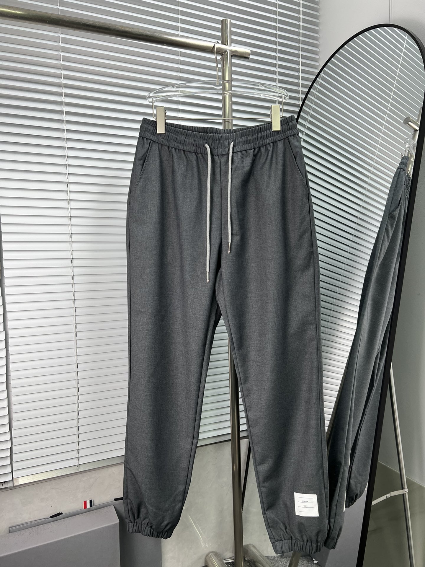 Thom Browne🇳🇱 pantalones plisados nuevos de vestir. Tejido: algodón elástico de sarga de alta calidad, garantía de ca…