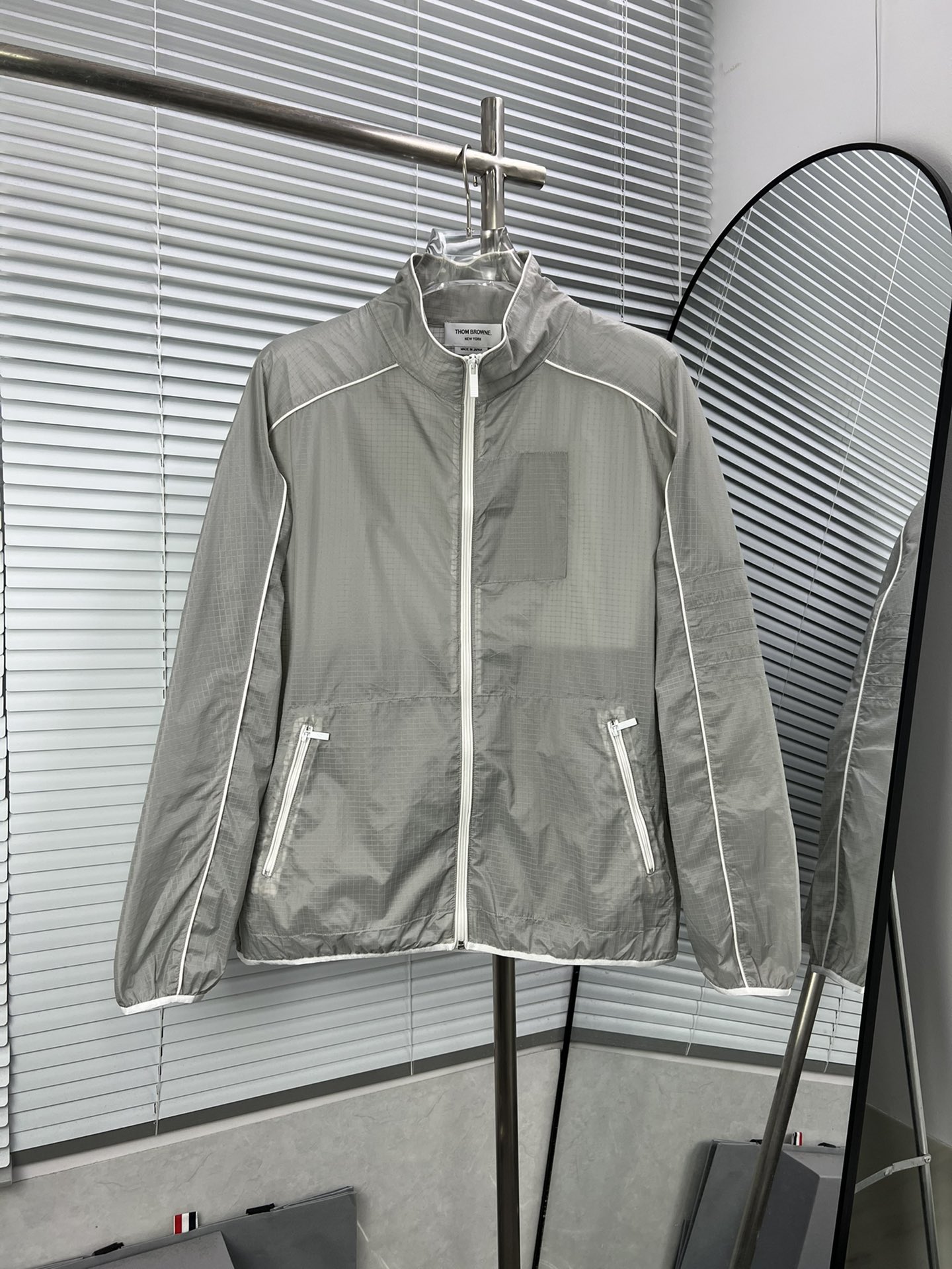 THOM BROWNE Chaqueta de protección solar unisex de nuevo tejido, con esta chaqueta tipo blazer de cuadros pequeños y li…