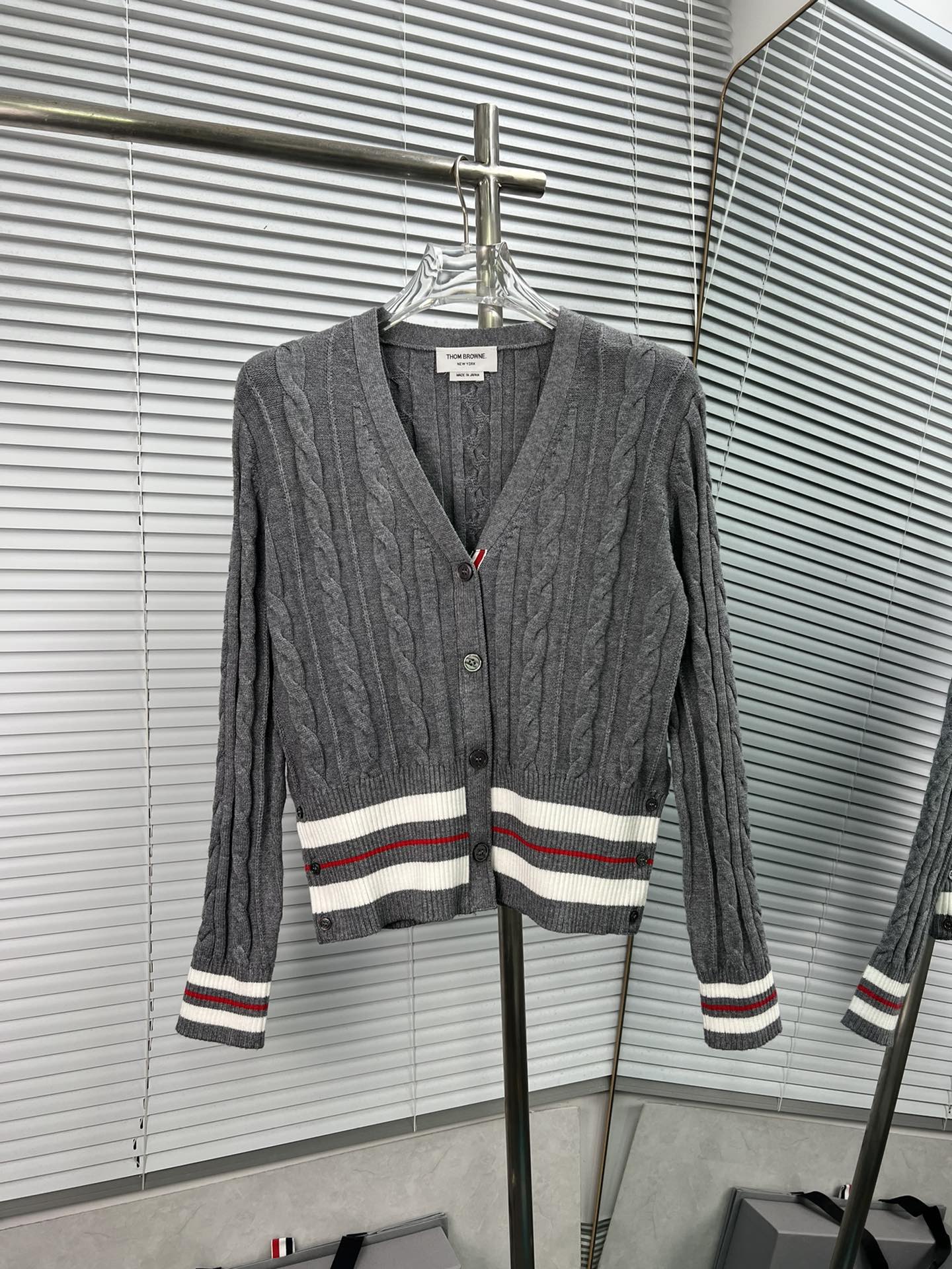 THOM BROWNE🇳🇱 Nuevo cárdigan de punto con rayas en el dobladillo. Este producto está tejido con la máquina alemana ST…