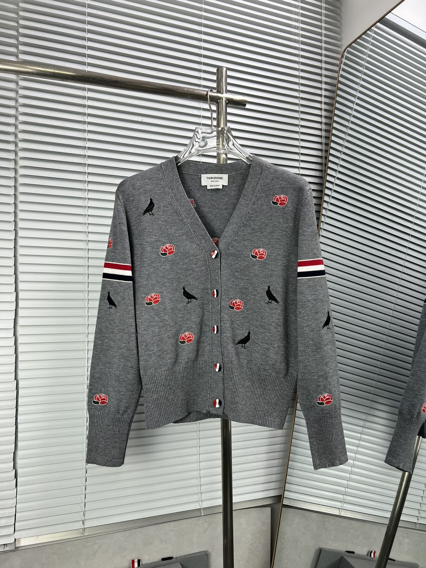 THOM BROWNE🇳🇱 Cárdigan de punto de manga larga con escote en V juvenil para mujer, estilo colegial, con pájaro y flor…